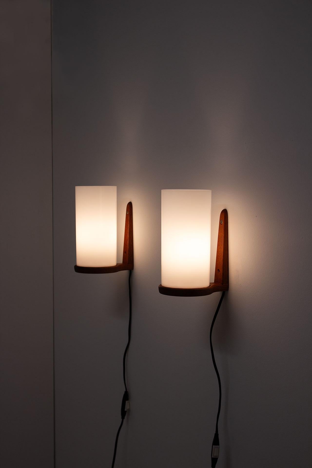 Coppia di lampade in teak e acrilico di Luxus, Svezia in vendita 1