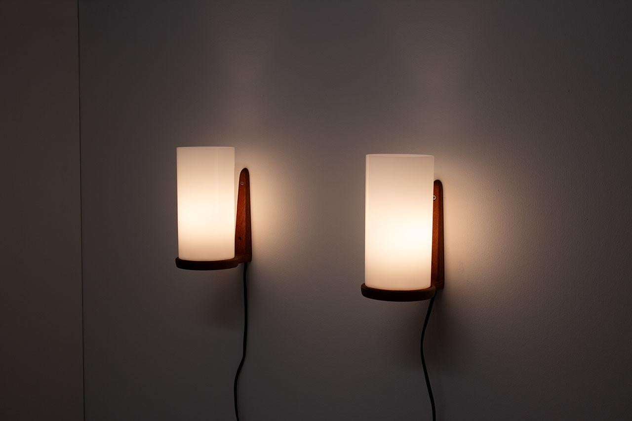 Coppia di lampade in teak e acrilico di Luxus, Svezia in vendita 2