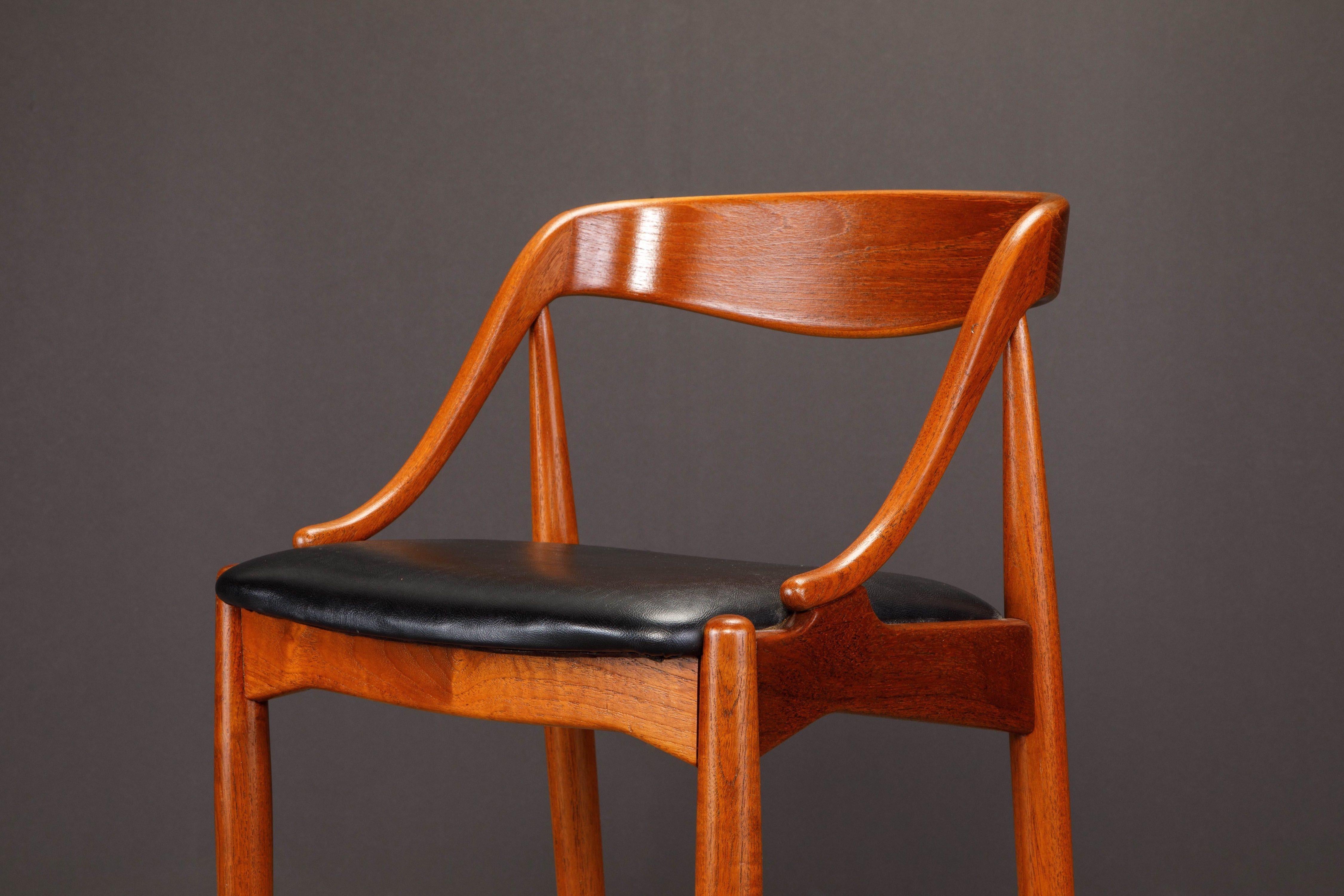 Paire de tabourets de bar en teck et cuir par Johannes Andersen, revernis, vers 1960 en vente 5