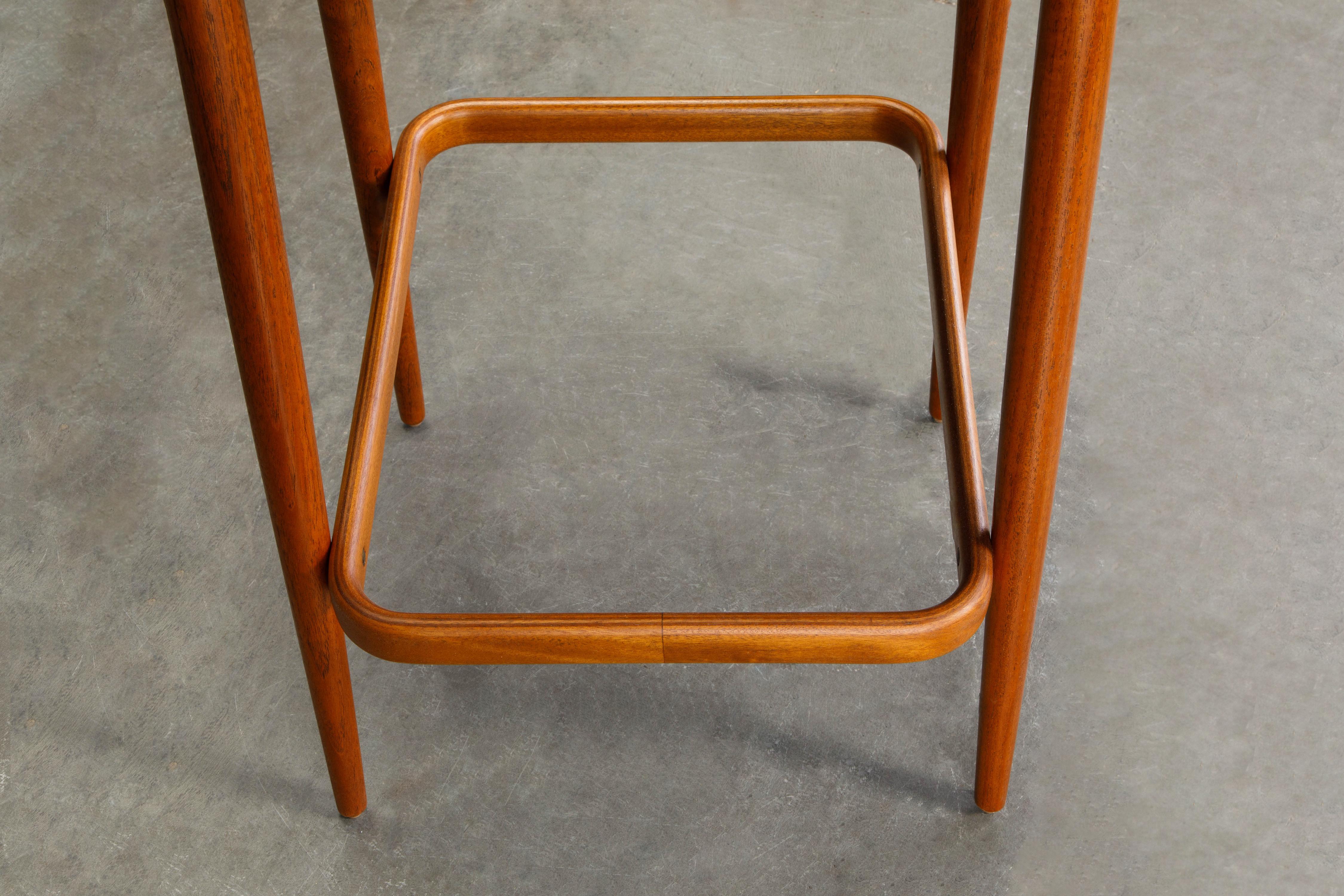 Paire de tabourets de bar en teck et cuir par Johannes Andersen, revernis, vers 1960 en vente 9