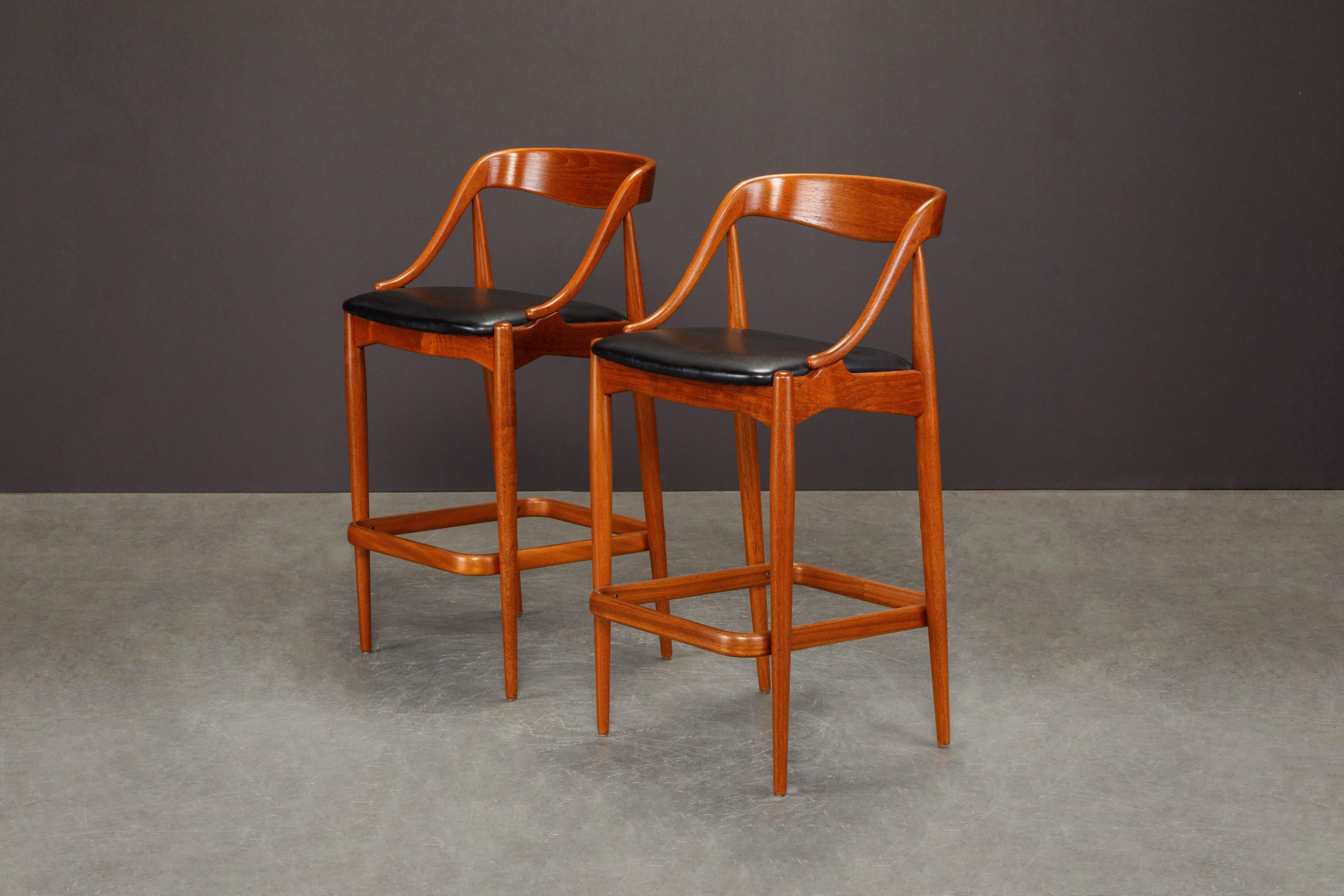 Scandinave moderne Paire de tabourets de bar en teck et cuir par Johannes Andersen, revernis, vers 1960 en vente