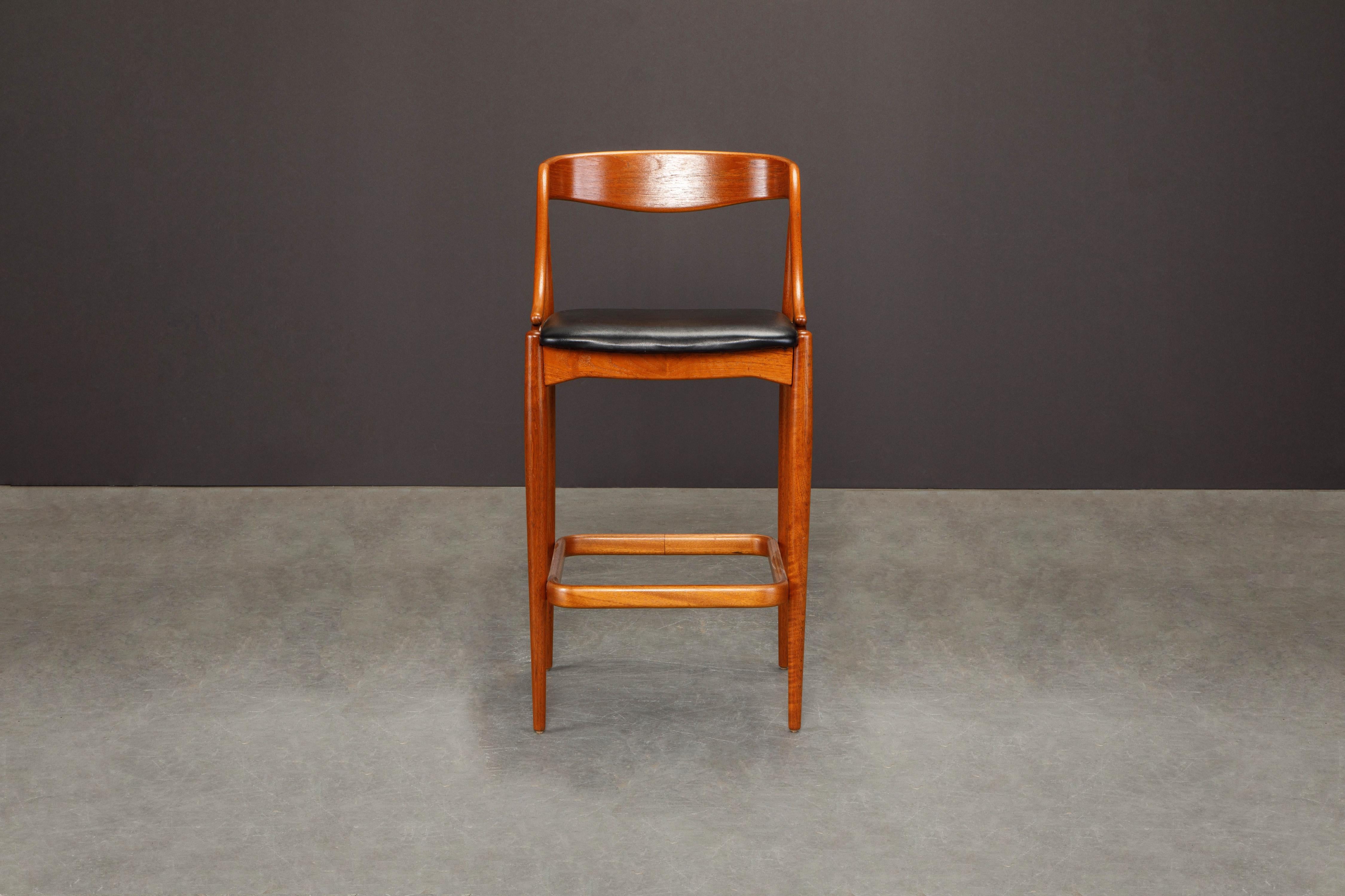 Danois Paire de tabourets de bar en teck et cuir par Johannes Andersen, revernis, vers 1960 en vente