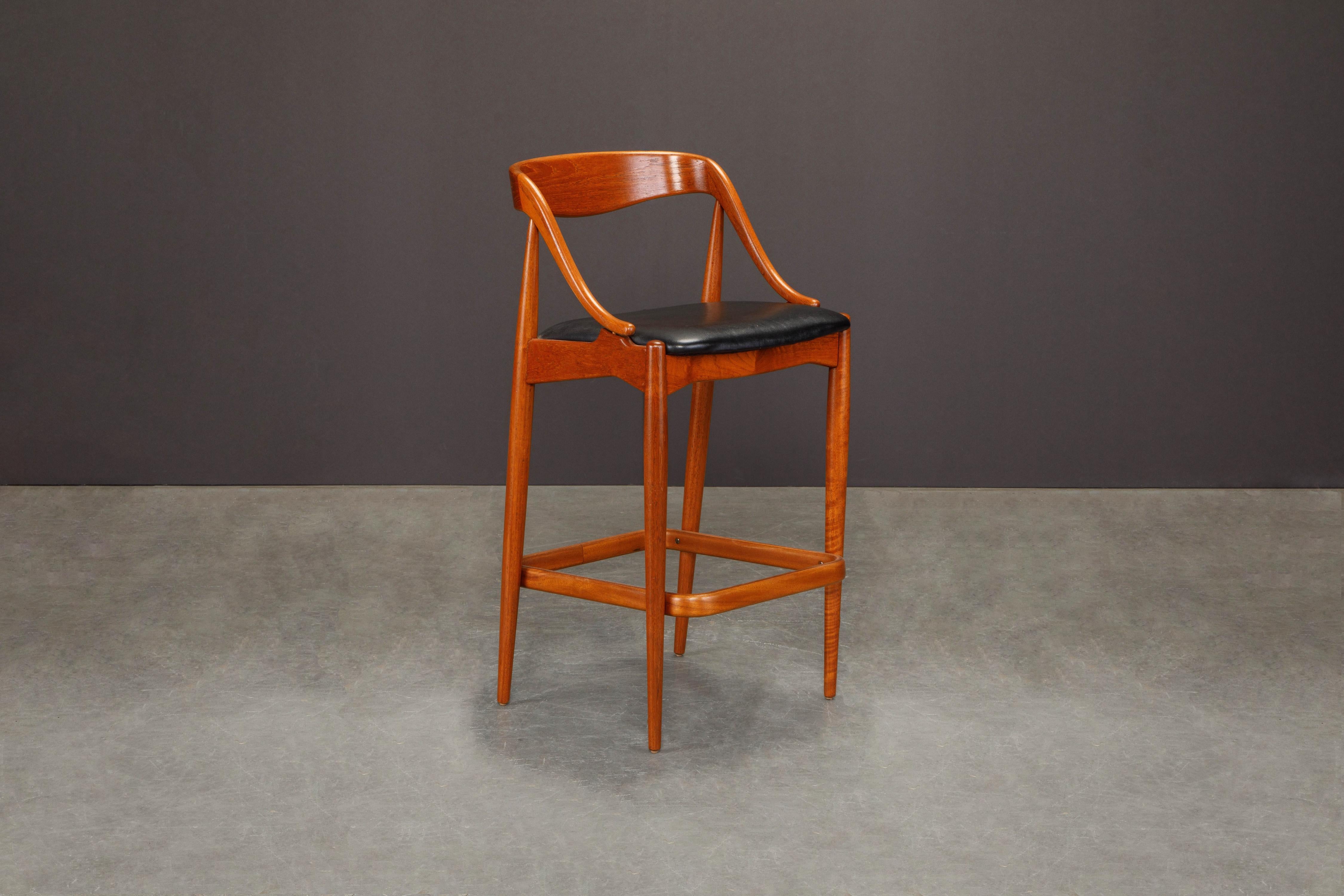 Paire de tabourets de bar en teck et cuir par Johannes Andersen, revernis, vers 1960 Excellent état - En vente à Los Angeles, CA