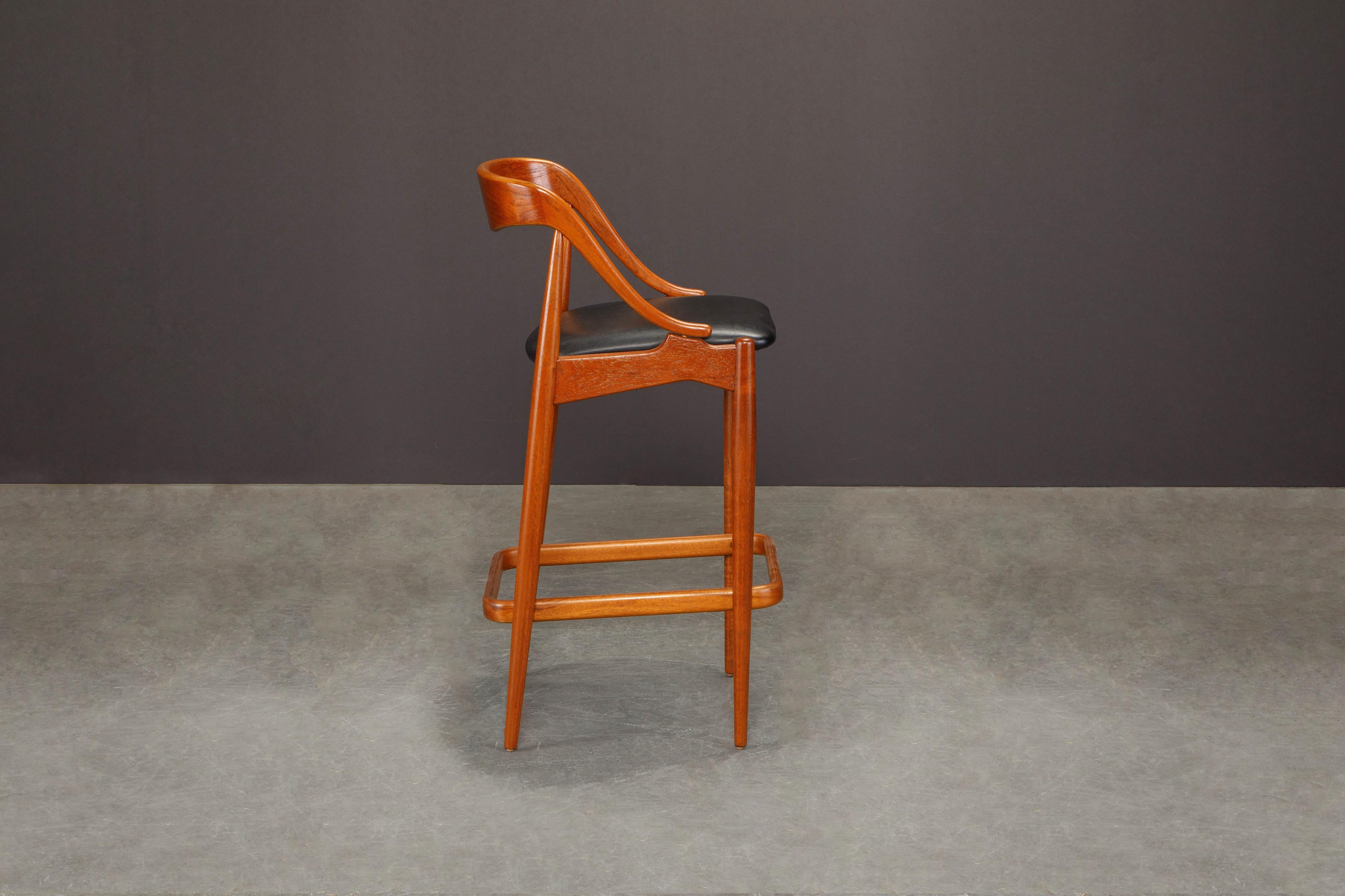 Milieu du XXe siècle Paire de tabourets de bar en teck et cuir par Johannes Andersen, revernis, vers 1960 en vente