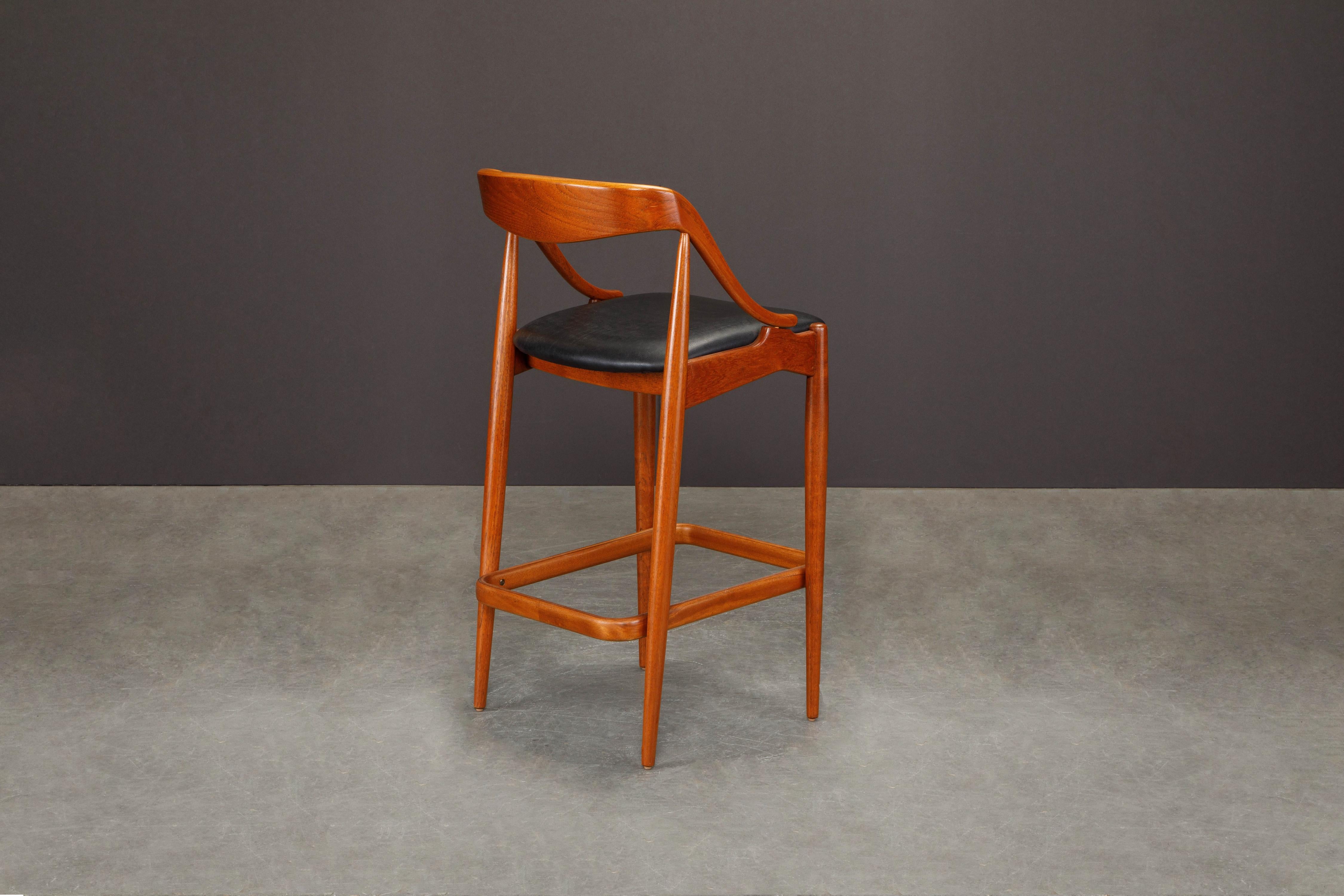 Teck Paire de tabourets de bar en teck et cuir par Johannes Andersen, revernis, vers 1960 en vente