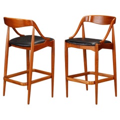 Coppia di sgabelli da bar in teak e pelle di Johannes Andersen, rifiniti, circa 1960