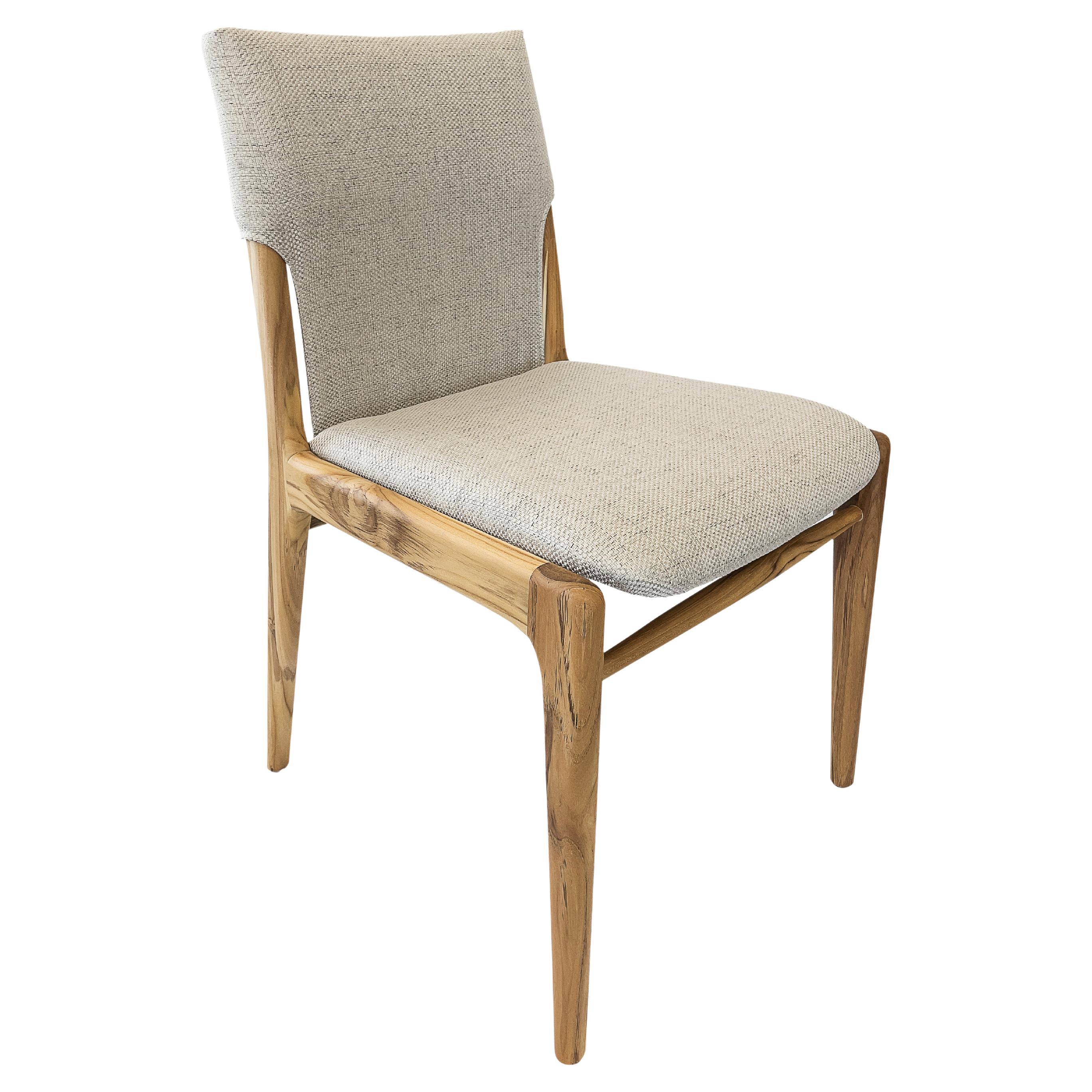 Dieses Paar Tress-Esszimmerstühle von Uultis verkörpert die raffinierte Designsprache von Sérgio Batista, einem gefeierten Vertreter der zeitgenössischen brasilianischen Möbel. Jeder Stuhl ist aus massivem Teakholz gefertigt und mit einer weichen,