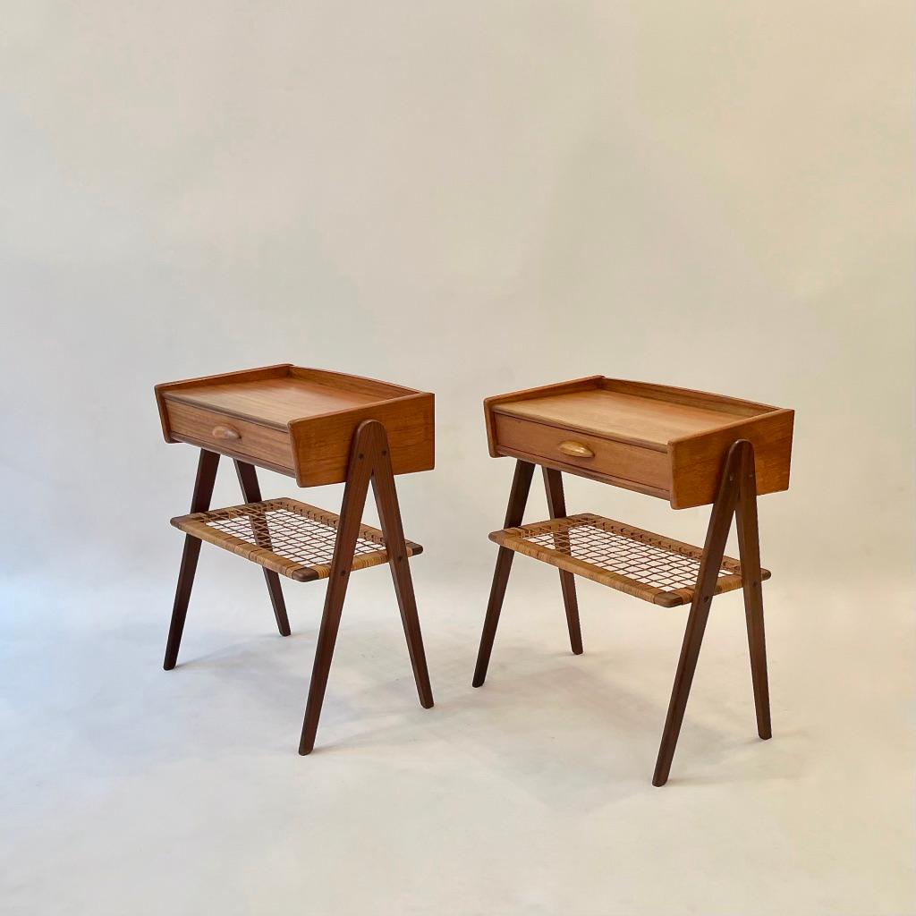 Elegante paire de tables de chevet en teck et rotin par Søren Rasmussen, Danemark vers les années 1960
Très bon état. Marqué 