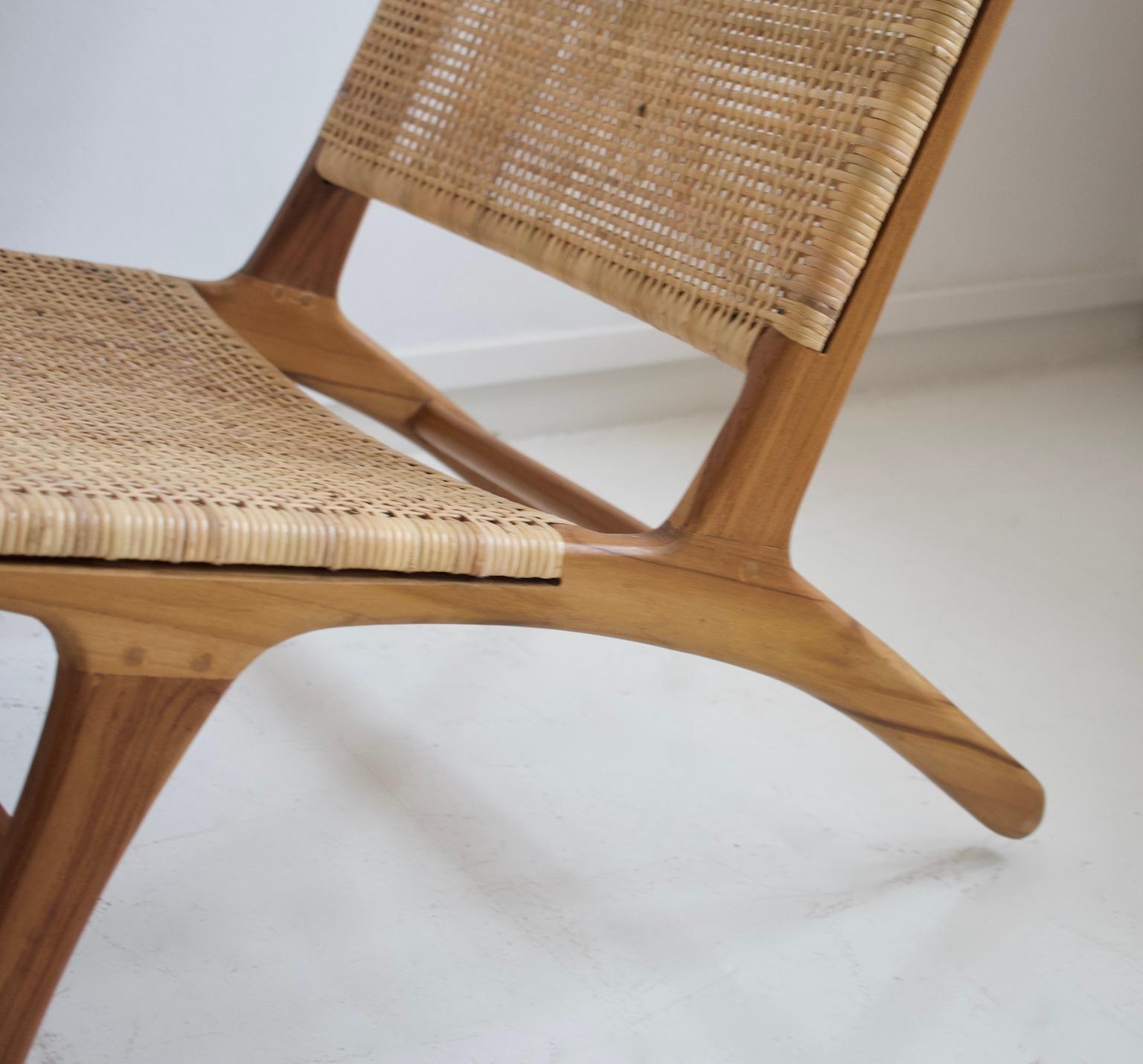 Pair of Teak and Rattan Lounge Chairs In Good Condition In Madrid, ES