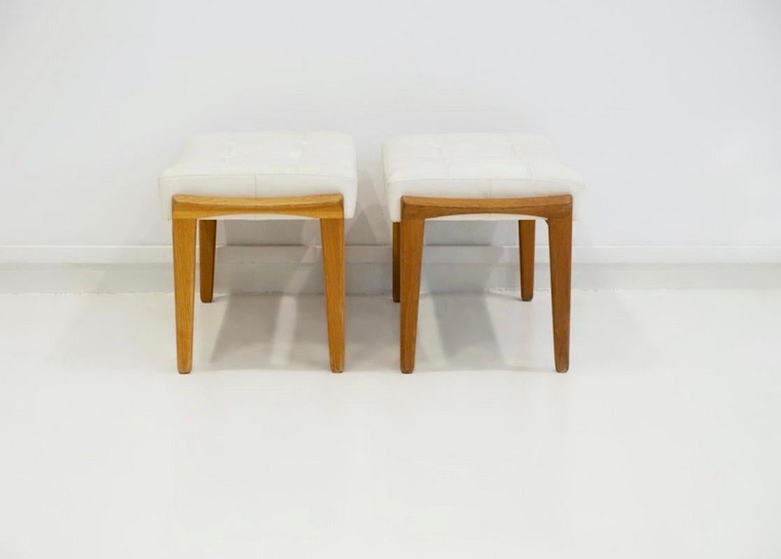 Coppia di ottomani imbottiti in teak e pelle bianca in vendita 3