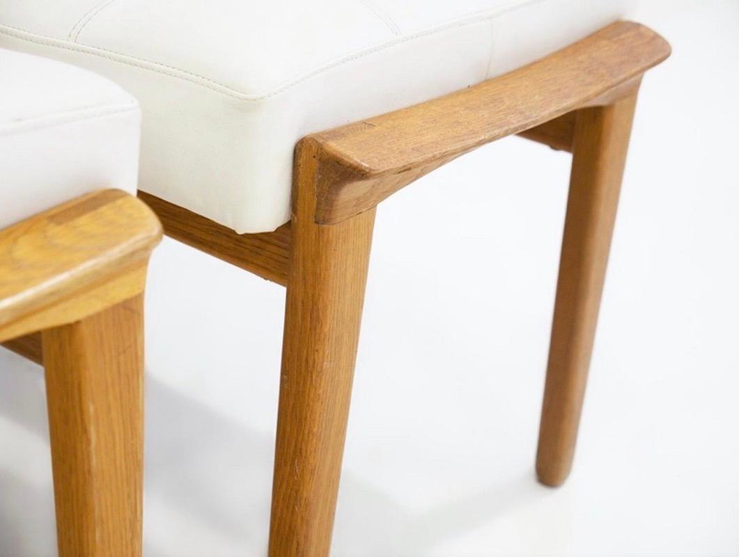 Coppia di ottomani imbottiti in teak e pelle bianca in vendita 4
