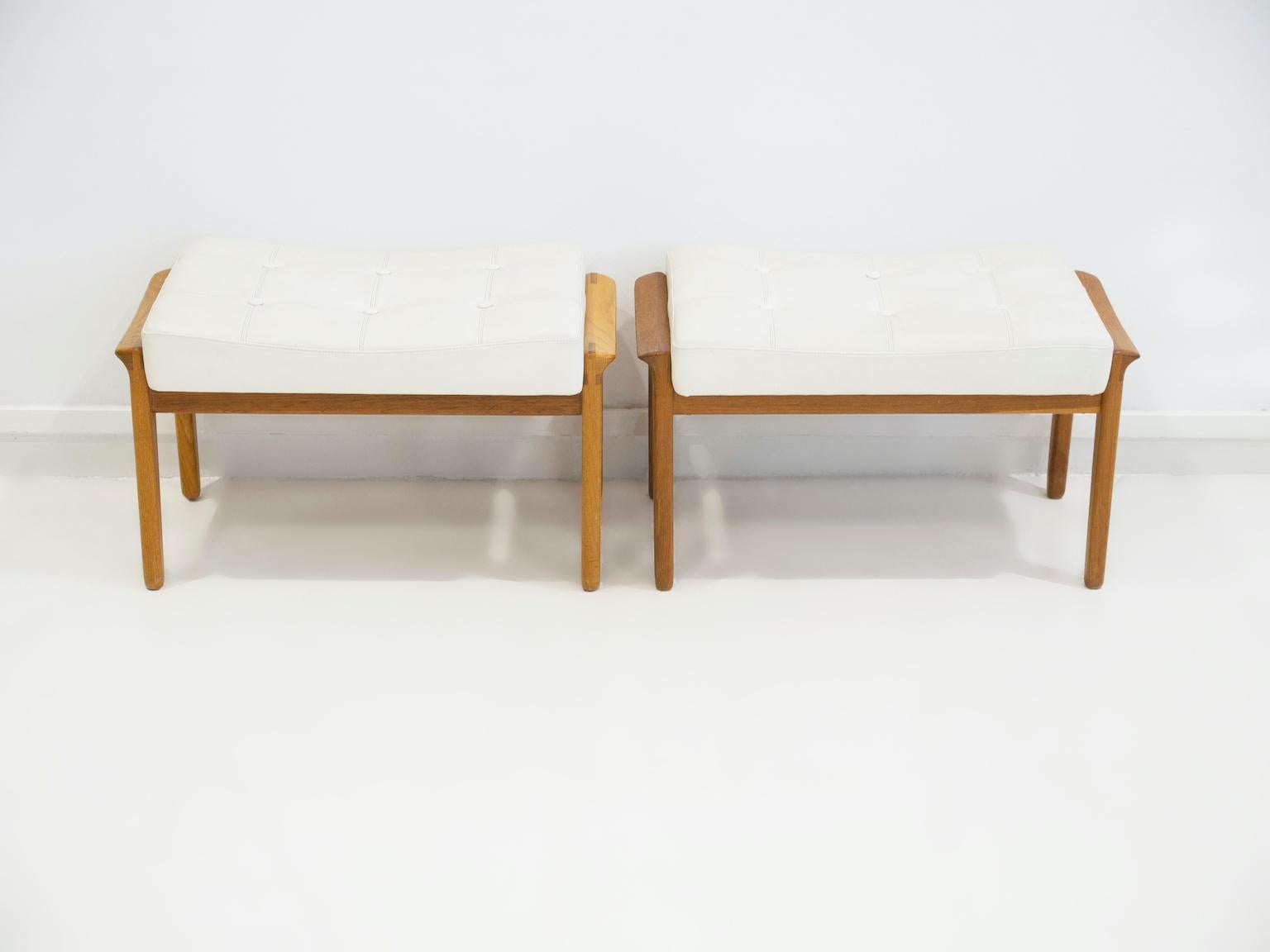 Mid-Century Modern Pair of Teak and White Leather Upholstered Ottomans For Sale