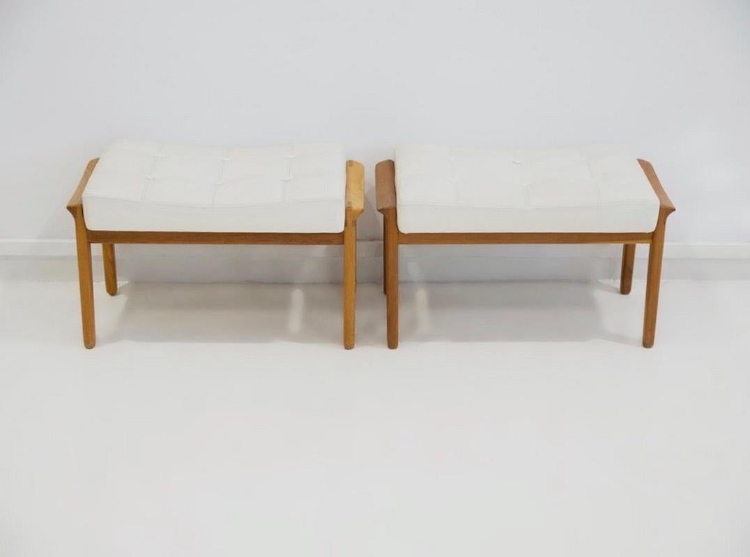 Mid-Century moderno Coppia di ottomani imbottiti in teak e pelle bianca in vendita
