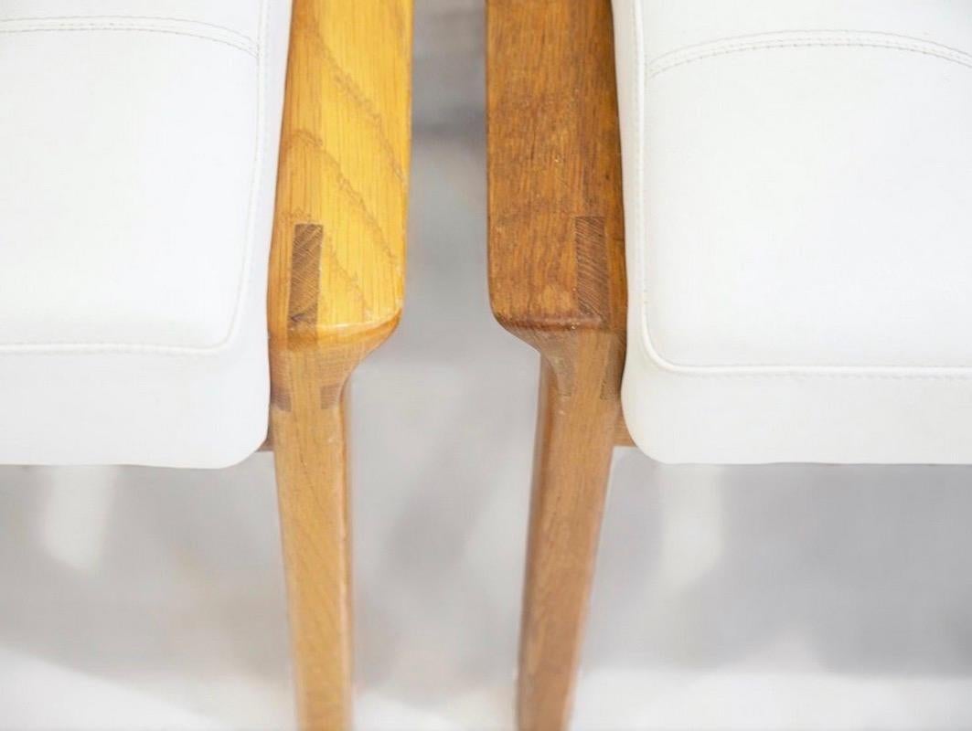 Danese Coppia di ottomani imbottiti in teak e pelle bianca in vendita