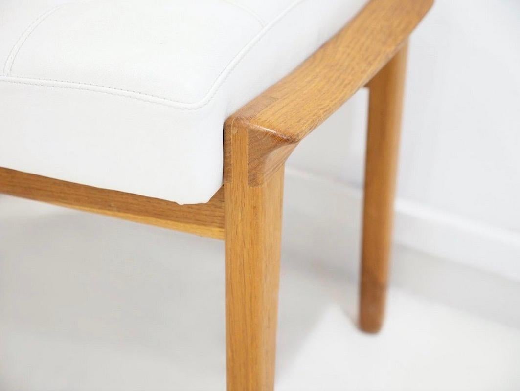 XX secolo Coppia di ottomani imbottiti in teak e pelle bianca in vendita