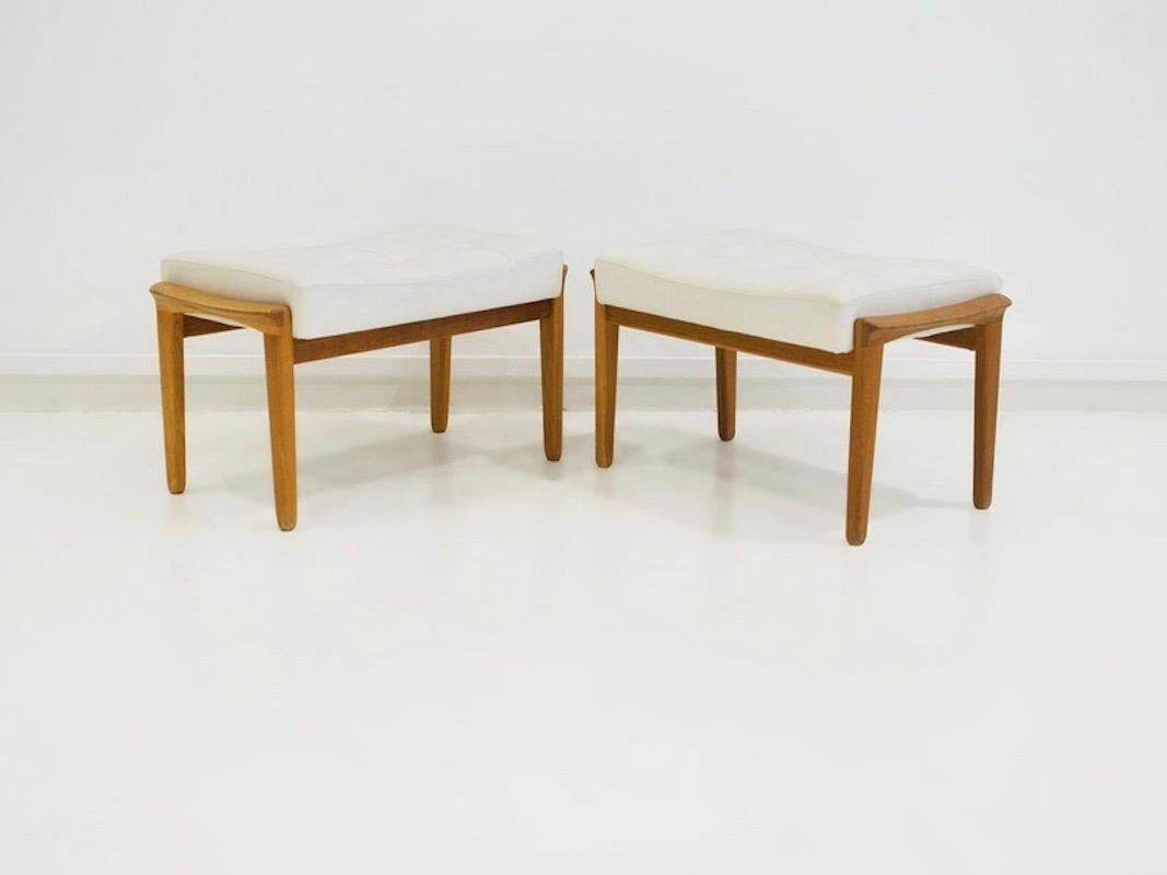 Coppia di ottomani imbottiti in teak e pelle bianca in vendita 2