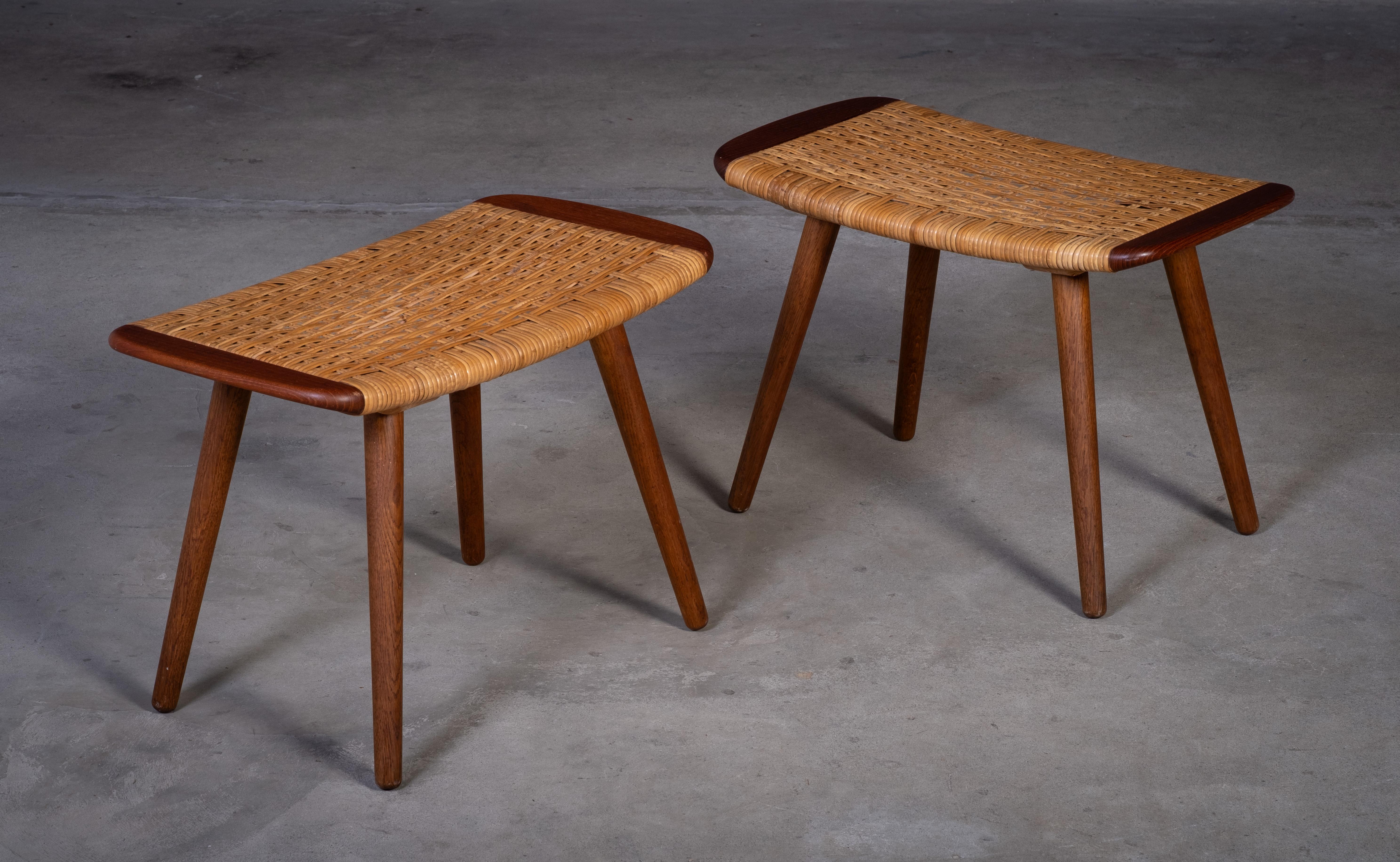 Elegante e semplice coppia di sgabelli danesi degli anni '60, realizzati in teak massiccio con sedili intrecciati. Il design riflette magnificamente le linee pulite e l'eleganza funzionale dell'era moderna scandinava.

Entrambi gli sgabelli sono in