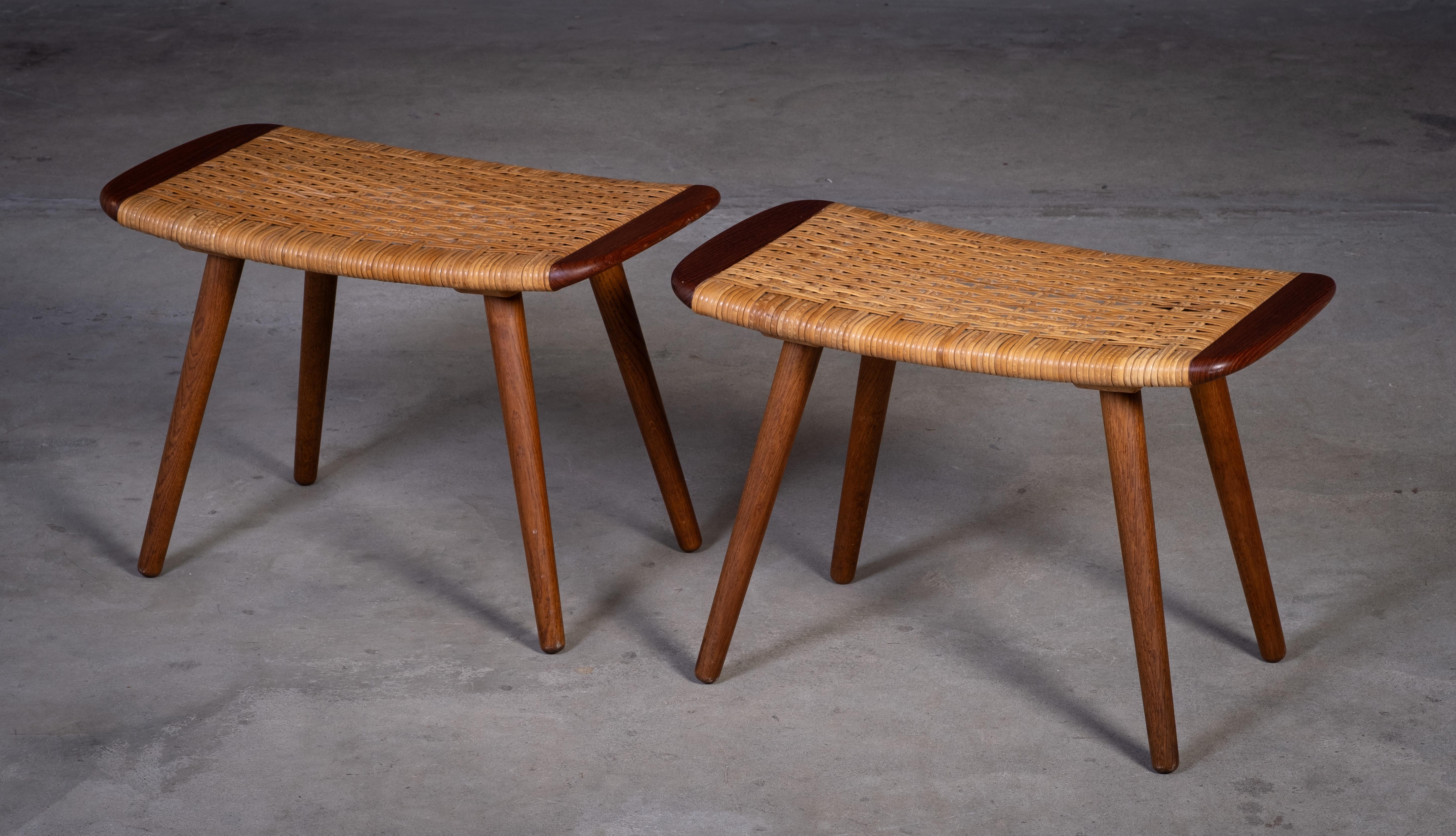 Mid-Century moderno Coppia di sgabelli in teak e tessuto, Danimarca, anni '60 in vendita
