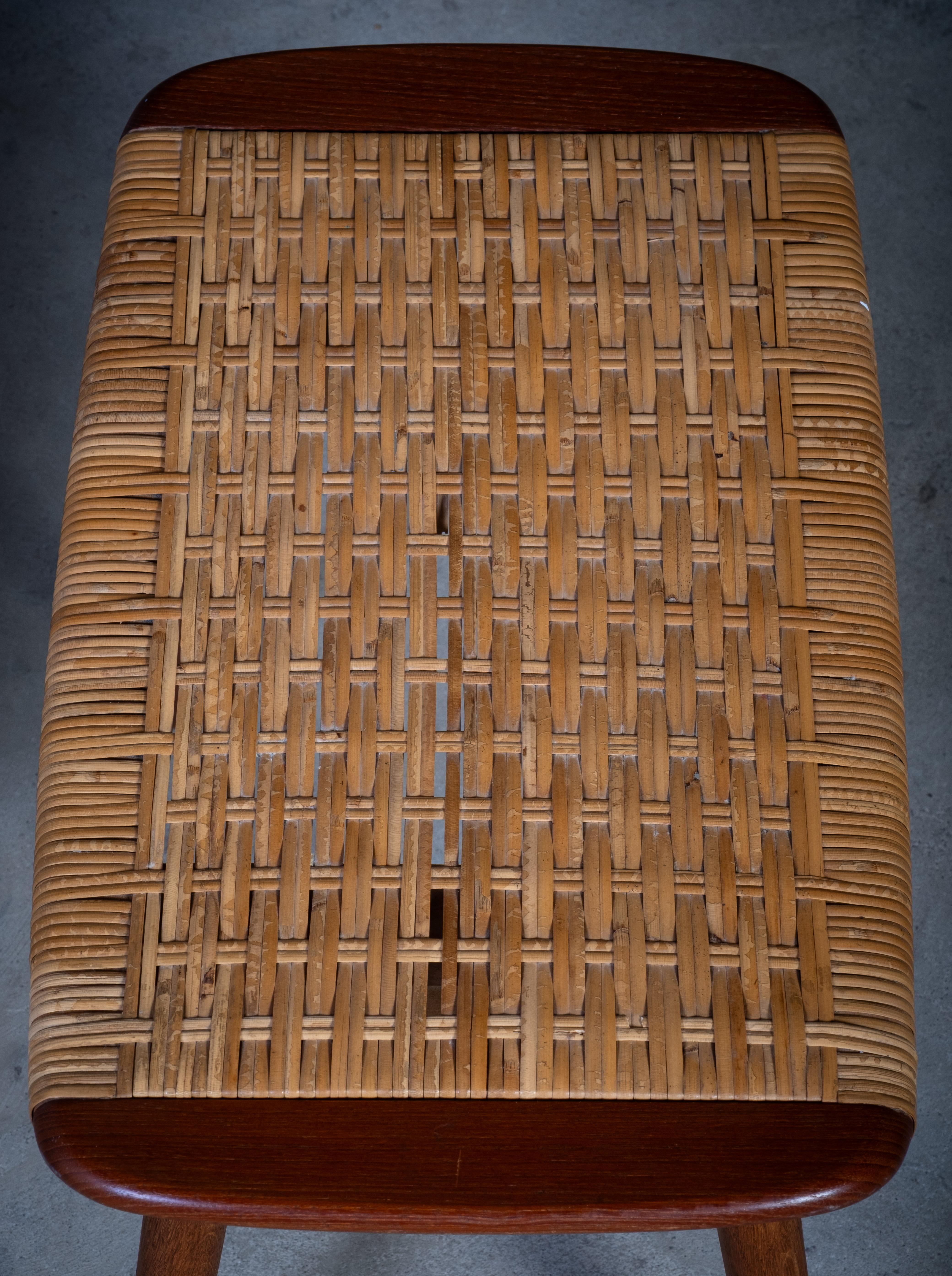 Metà XX secolo Coppia di sgabelli in teak e tessuto, Danimarca, anni '60 in vendita