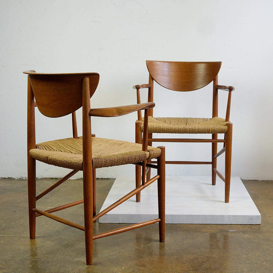 Cette excellente et rare paire de fauteuils en teck massif Mod. 317 a été conçue par Peter Hvidt et Orla Molgard Nielsen au Danemark dans les années 1950. Condit est composé d'un siège en rotin tressé d'origine en très bon état et de magnifiques