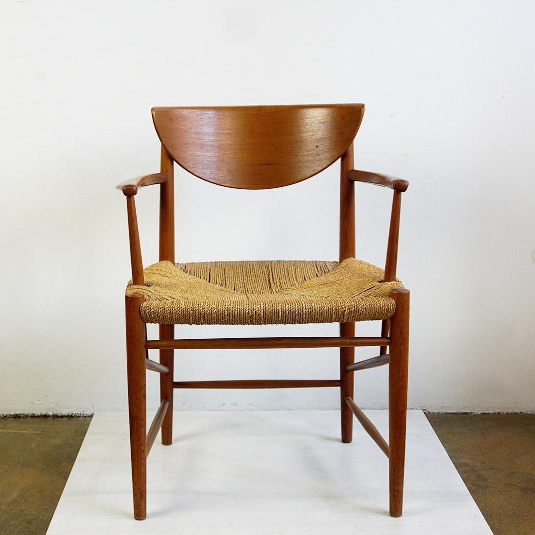 Scandinave moderne Paire de fauteuils en teck Mod. 317 par Peter Hvidt pour Soborg Mobler Danemark en vente