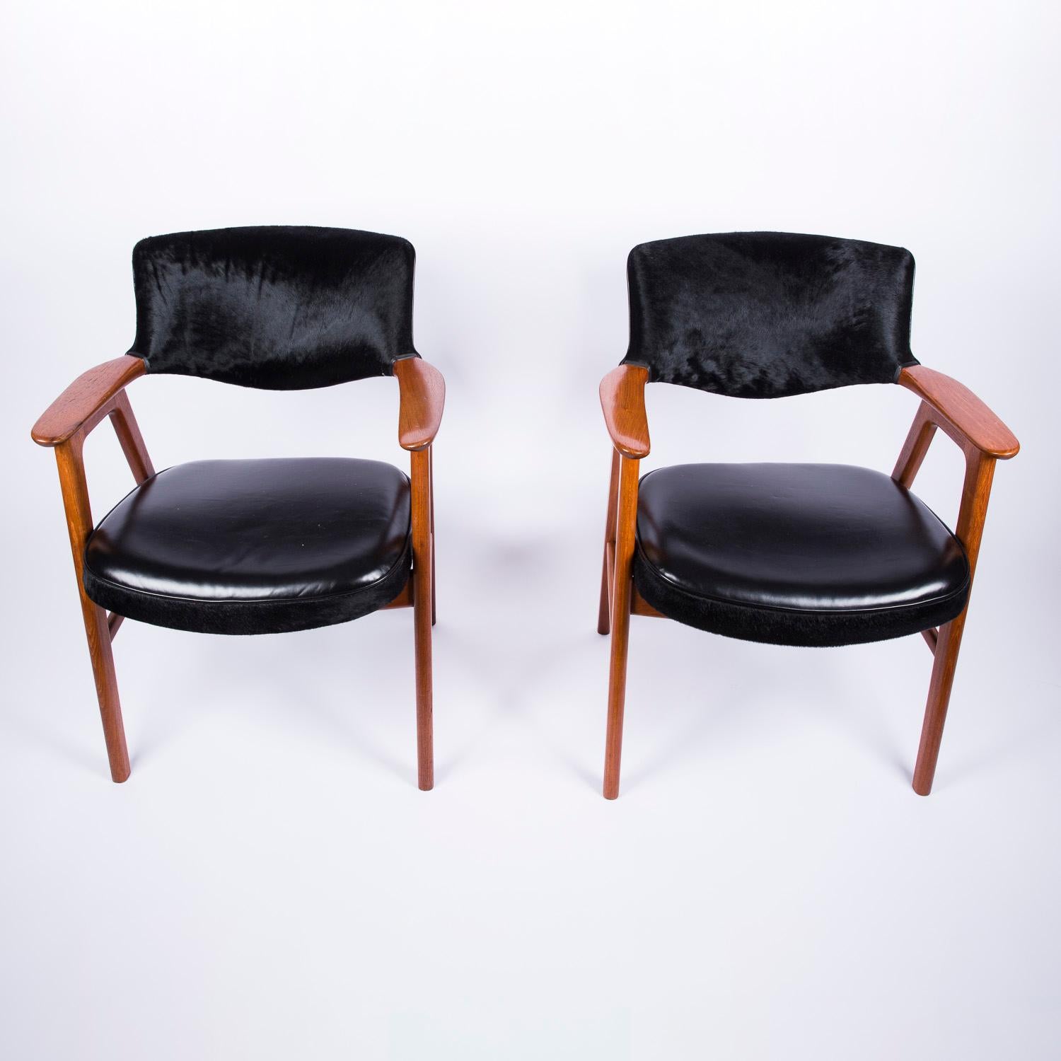 A pair of 1960's armchairs by Erik Kierkegaard for Høng Stolefabrik of Denmark.

Upholstered with black leather seats and faux fur backs.