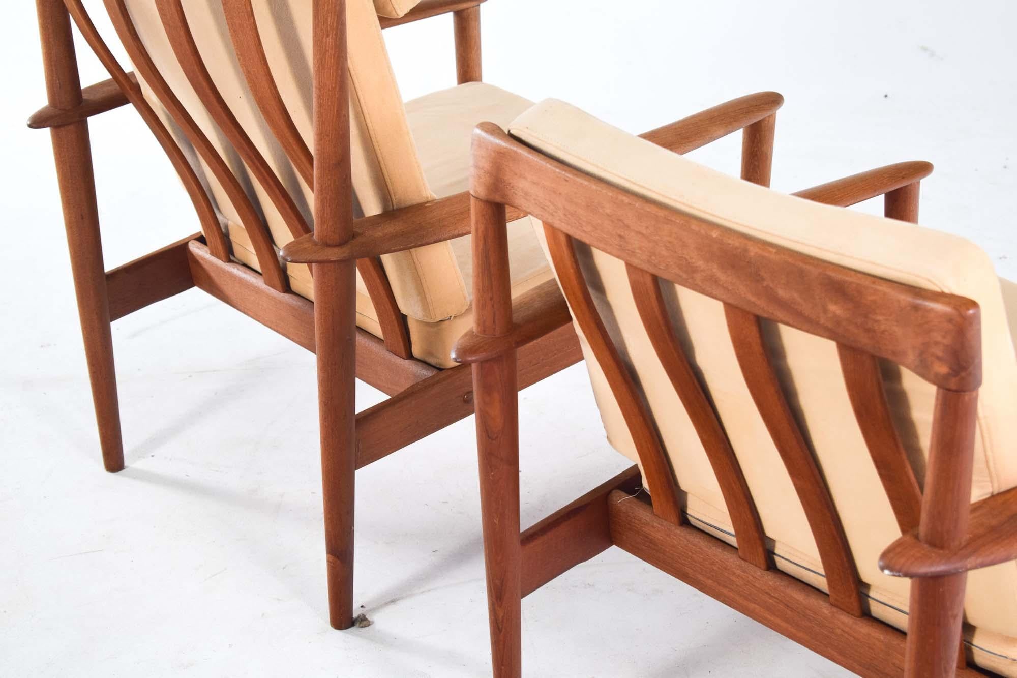 Tissu Paire de fauteuils en teck de Grete Jalk par Poul Jeppesen en 1956 en vente