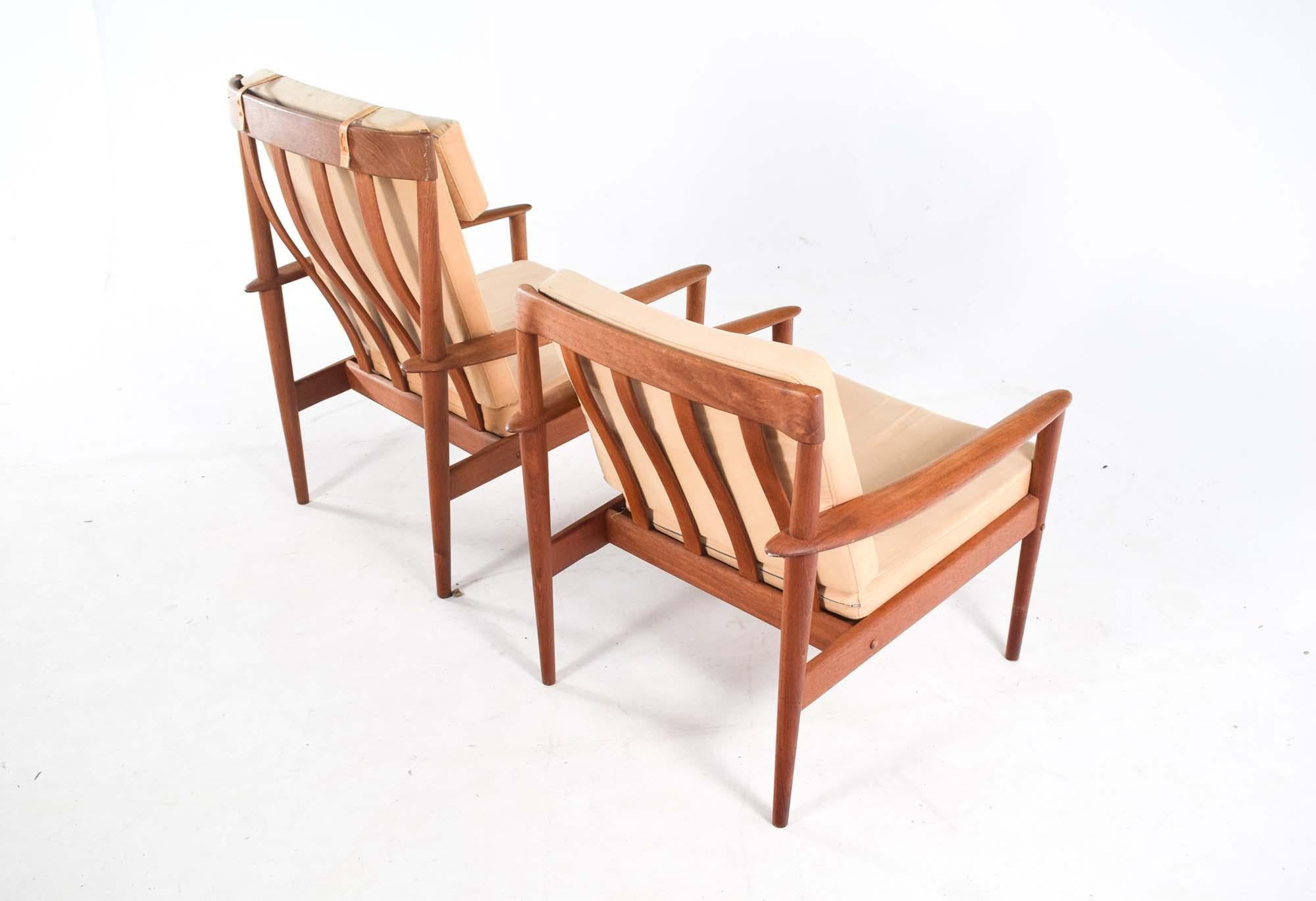 Milieu du XXe siècle Paire de fauteuils en teck de Grete Jalk par Poul Jeppesen en 1956 en vente