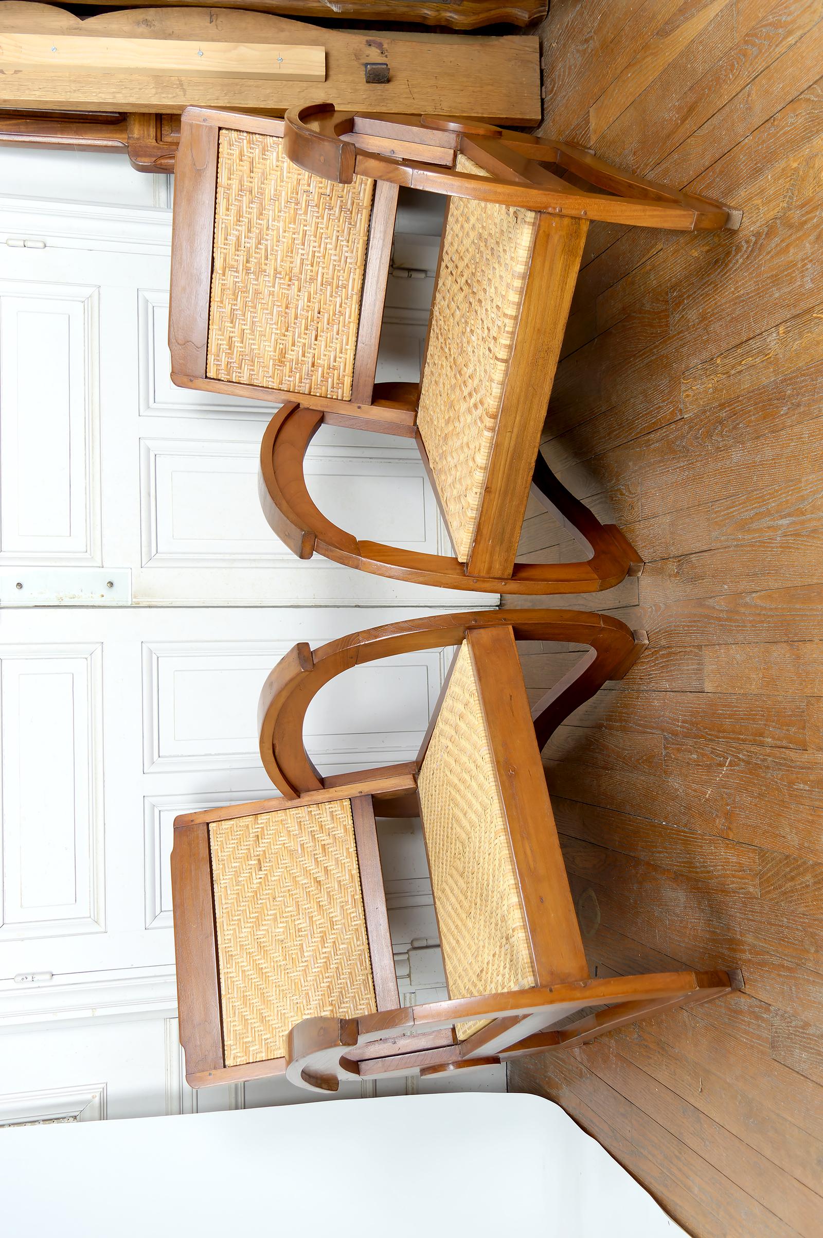 Art Déco Coppia di poltrone in teak con sedute in rattan intrecciato, stile Art Deco coloniale, anni '20 in vendita