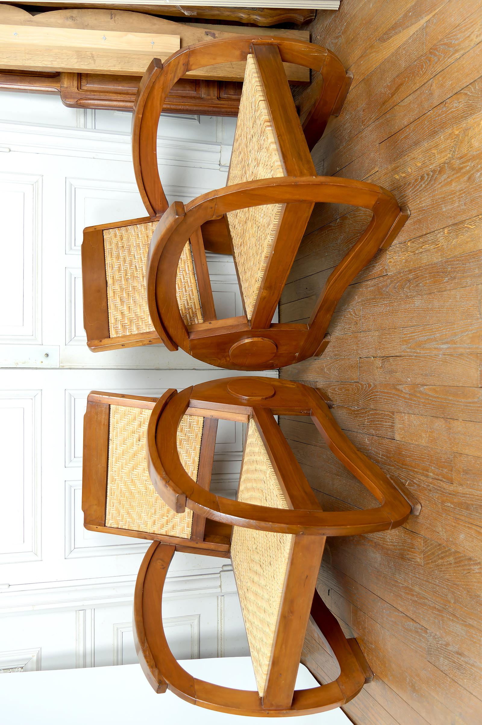 Indonesiano Coppia di poltrone in teak con sedute in rattan intrecciato, stile Art Deco coloniale, anni '20 in vendita