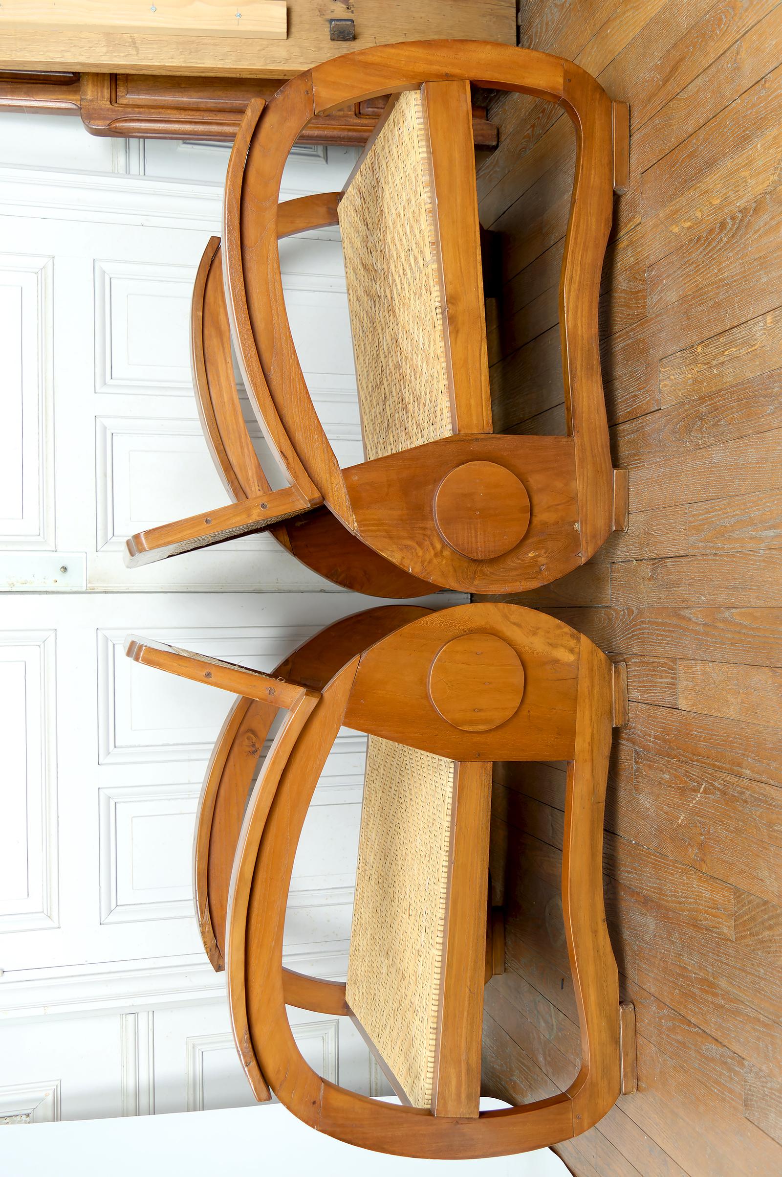 Intagliato Coppia di poltrone in teak con sedute in rattan intrecciato, stile Art Deco coloniale, anni '20 in vendita