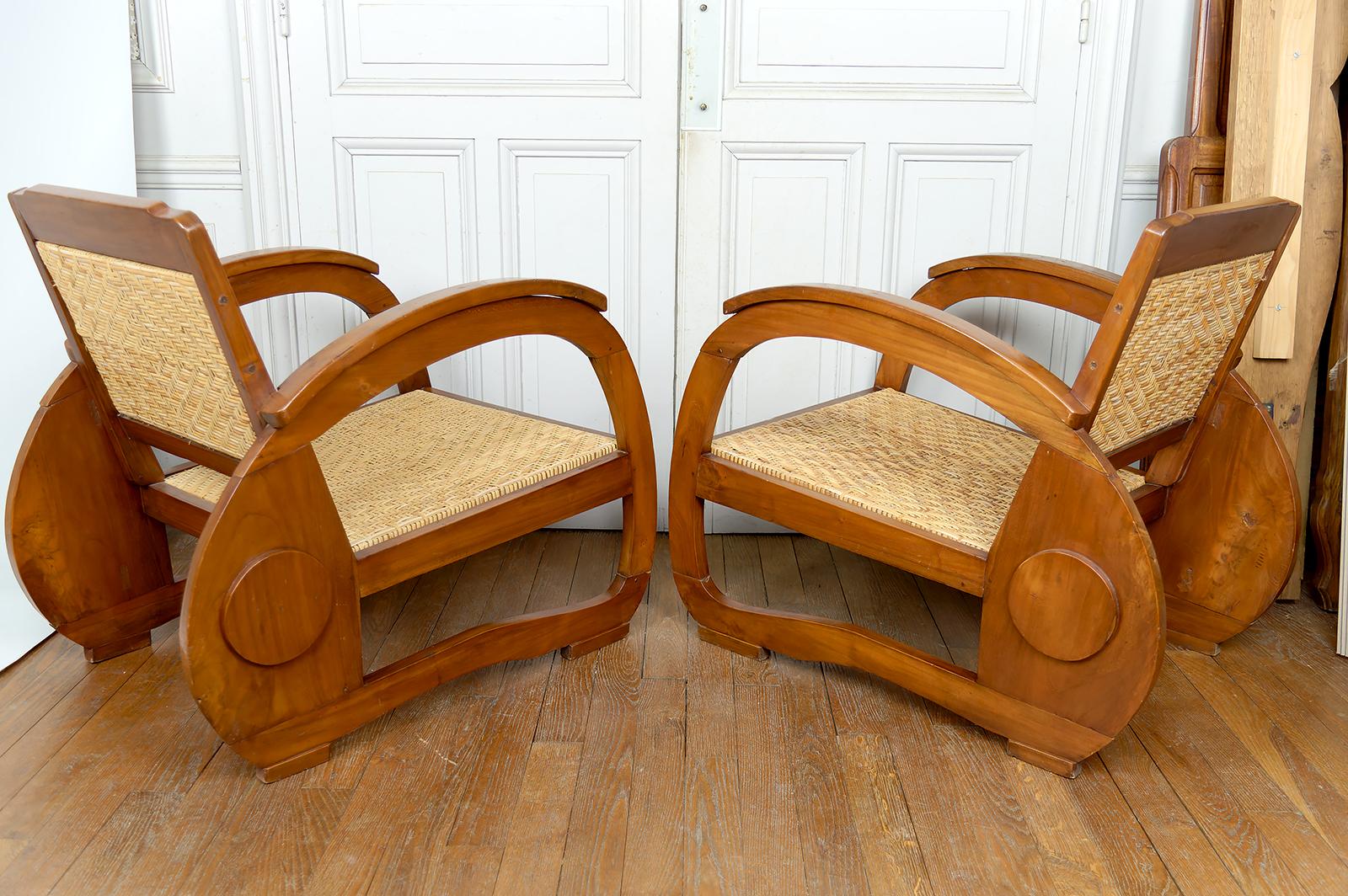 Coppia di poltrone in teak con sedute in rattan intrecciato, stile Art Deco coloniale, anni '20 In condizioni buone in vendita a VÉZELAY, FR