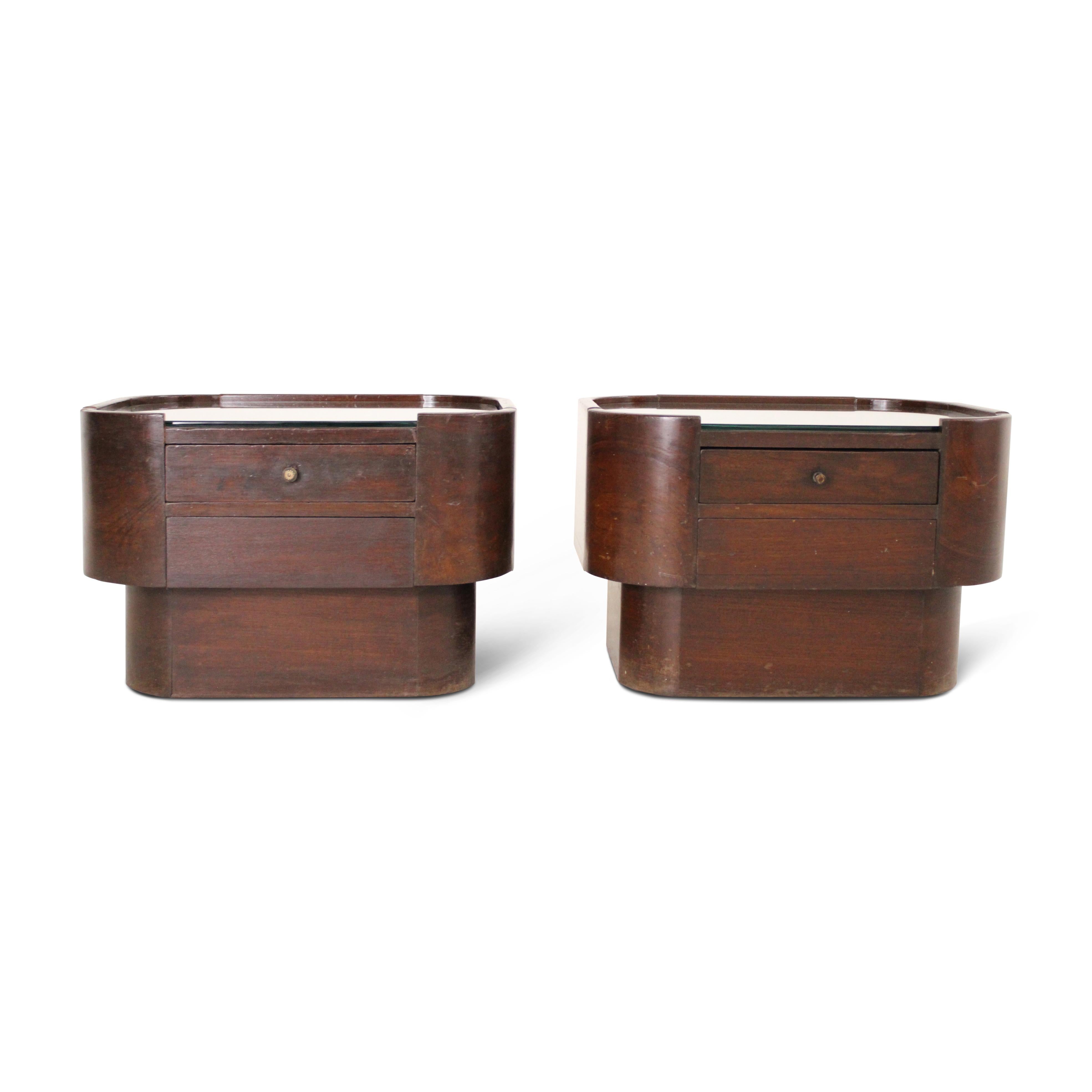 Ein bezauberndes Paar Beistelltische aus Teakholz im Art-Déco-Stil mit ihrem ursprünglichen Glanz und einer reichen und warmen Patina. Jeder Tisch hat zwei Schubladen und eine Galerieplatte, die Funktionalität mit klassischem Art-Déco-Stil verbindet.
