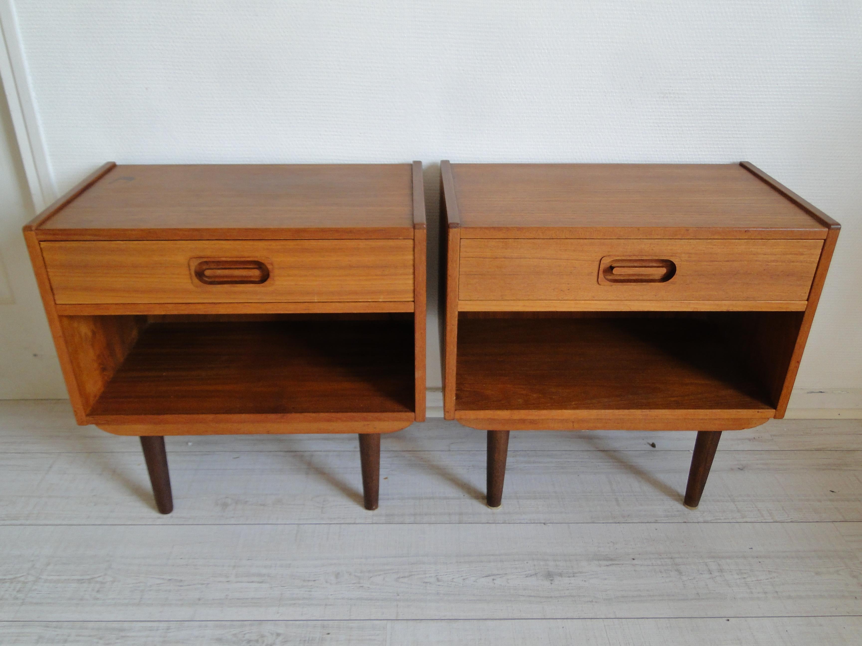 Pair of vintage teak bedside tables by Johannes Andersen for Dyrlund Denmark 1960.
Pair of teak bedside tables with a drawer and a shelf. Screw feet.

We love its soft and sober lines, the quality of the manufacture and the refined details. Minor