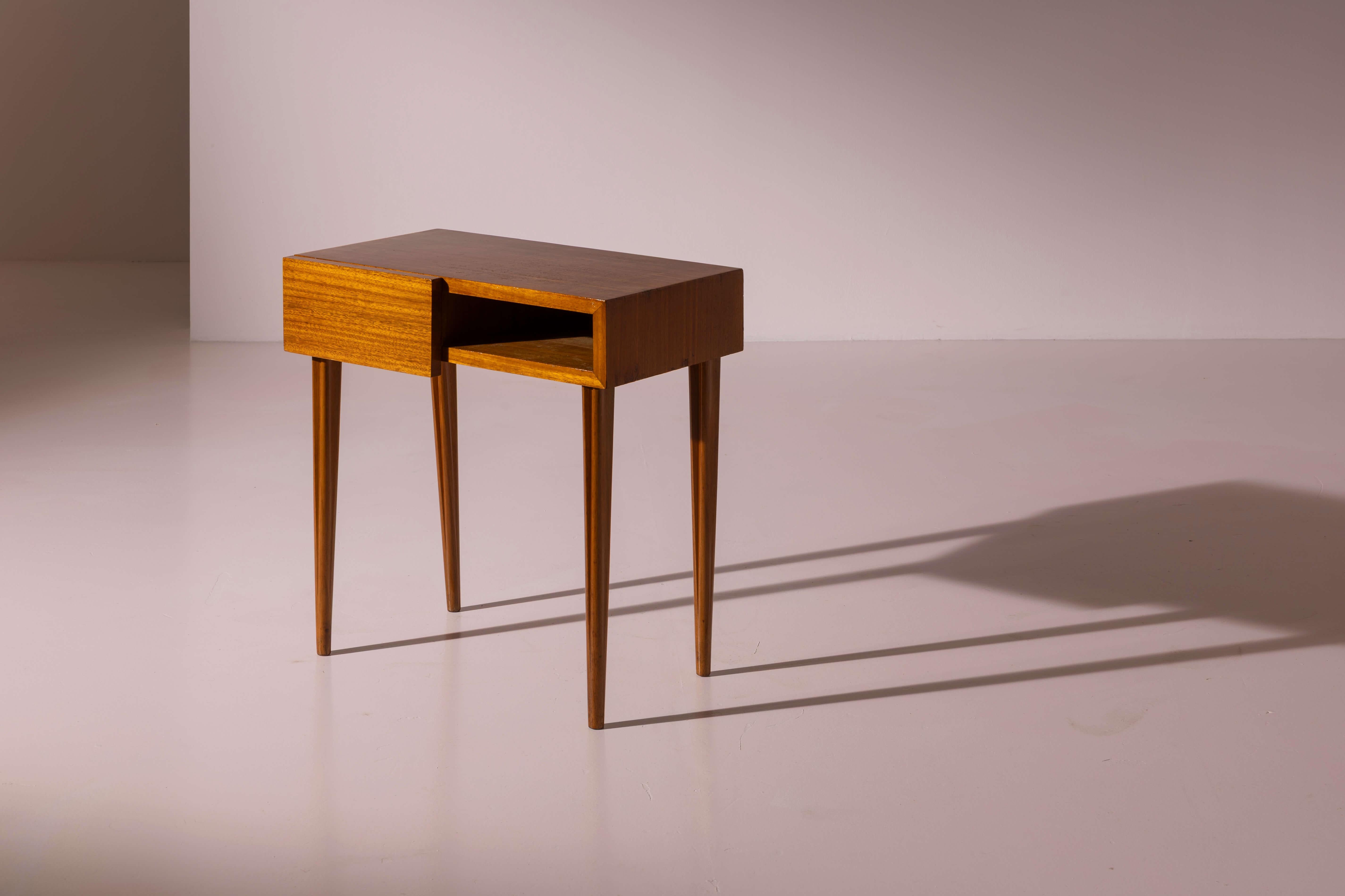 Teck Paire de tables de chevet en teck, Italie, années 1950 en vente