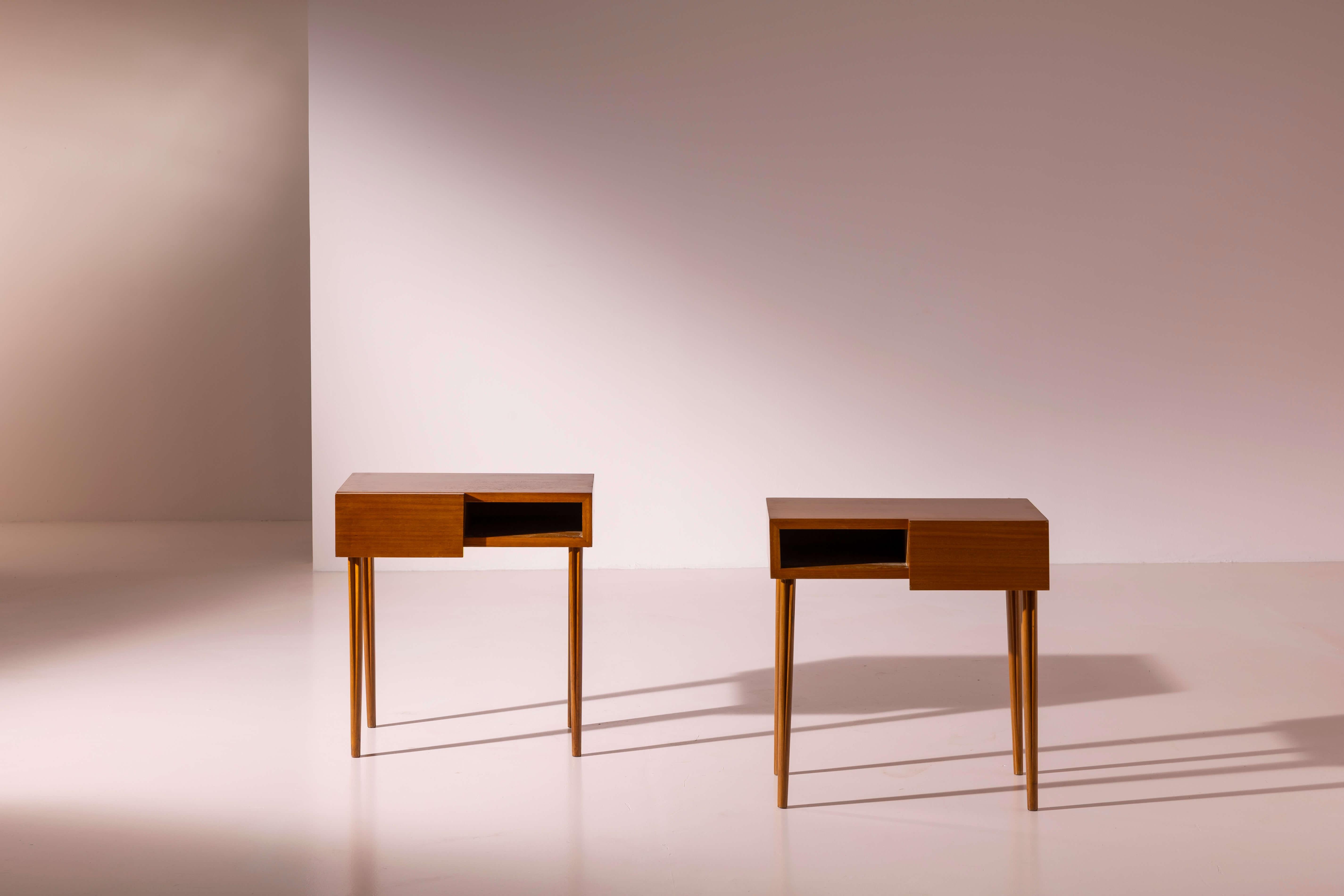 Paire de tables de chevet en teck, Italie, années 1950 en vente 1