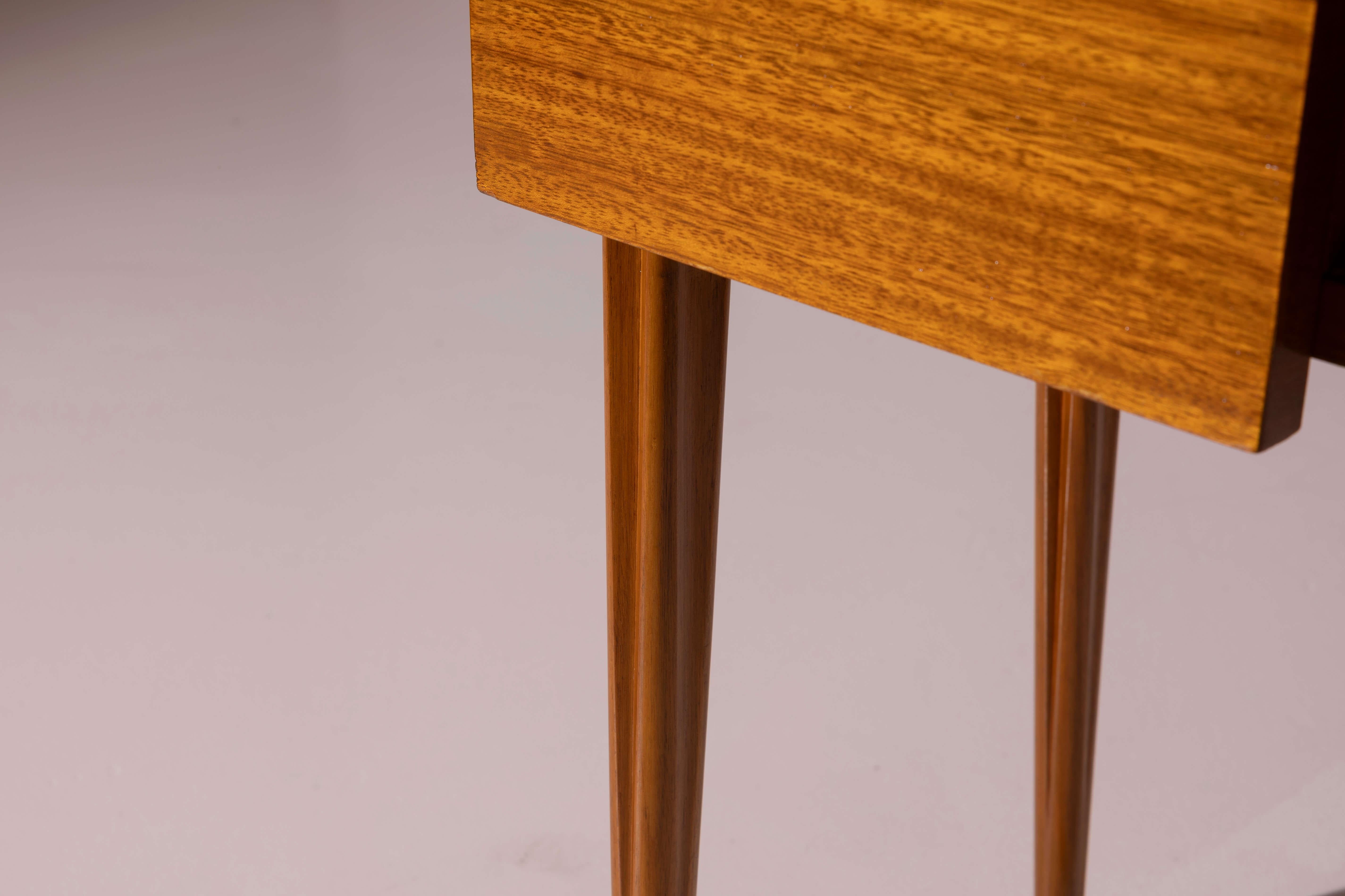 Paire de tables de chevet en teck, Italie, années 1950 en vente 2