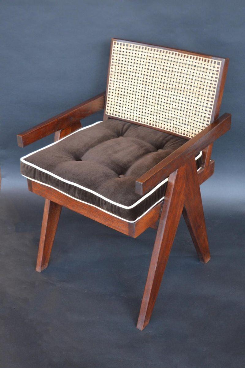 Paar Stühle aus Teakholz im Stil von Pierre Jeanneret (Indisch) im Angebot