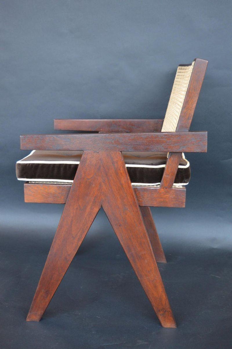 Paar Stühle aus Teakholz im Stil von Pierre Jeanneret im Zustand „Gut“ im Angebot in Los Angeles, CA