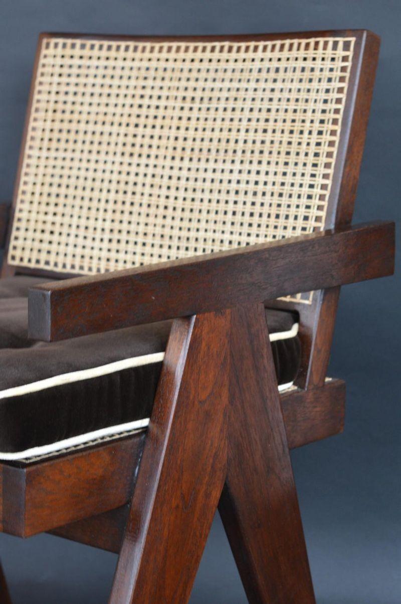 Paar Stühle aus Teakholz im Stil von Pierre Jeanneret (Mitte des 20. Jahrhunderts) im Angebot