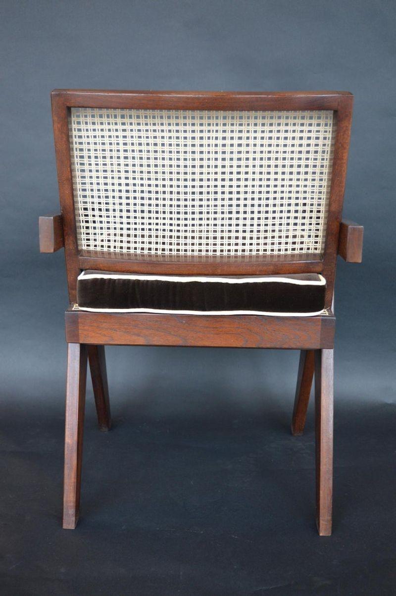 Paar Stühle aus Teakholz im Stil von Pierre Jeanneret im Angebot 1