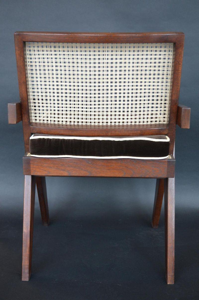 Paar Stühle aus Teakholz im Stil von Pierre Jeanneret im Angebot 2