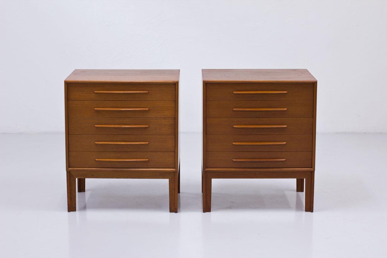 Elegant pair of chest of drawers designed by Alf Svensson. Manufactured by
Bjästa Möbelfabrik in Sweden during the early 1960s. The chests are made from teak with carved pull-out handles.
Very charming for a bedroom.

The dressers will accord