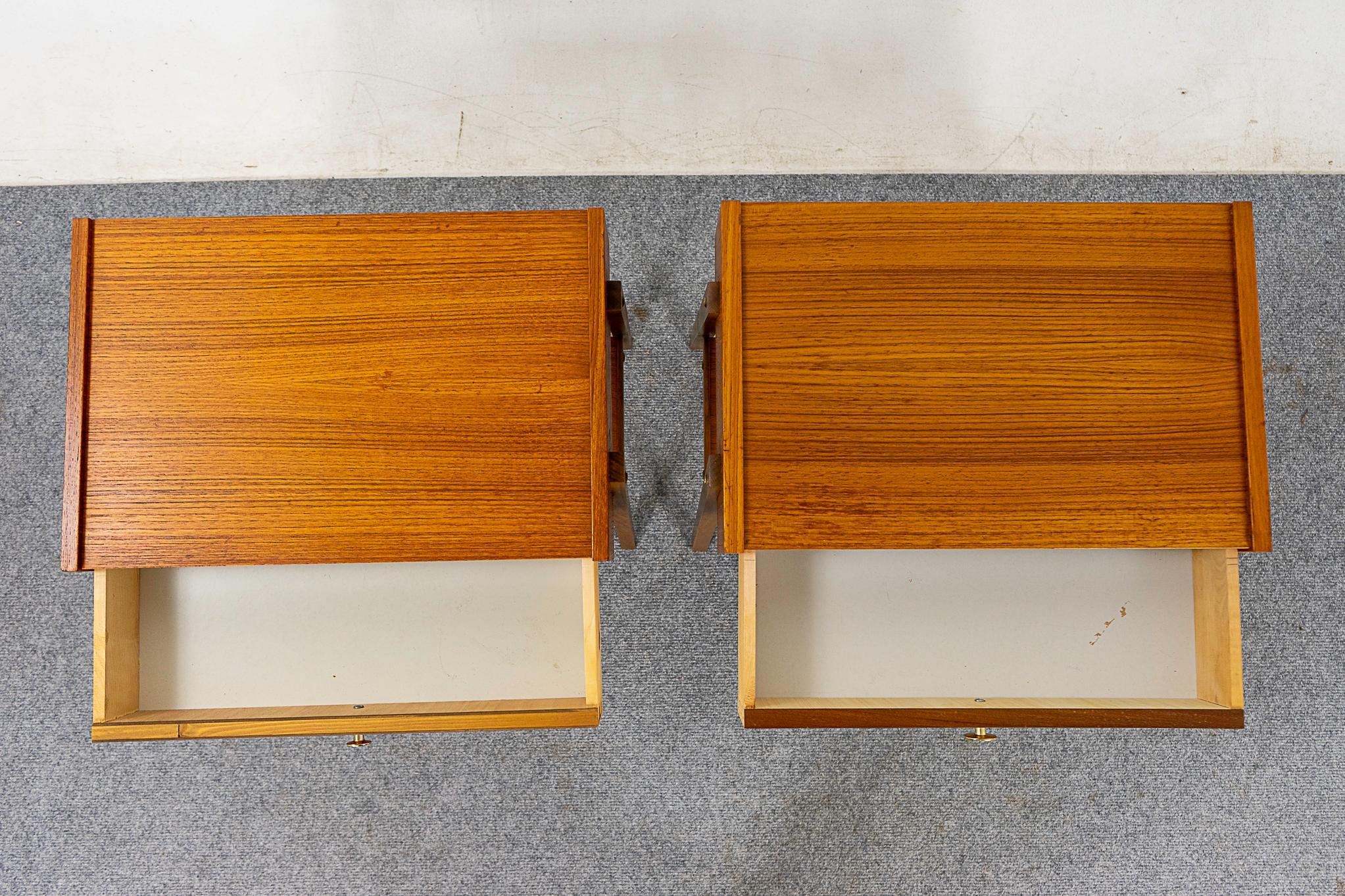 Veneer Pair of Teak Danish Mid-Century Modern Bedside Tables