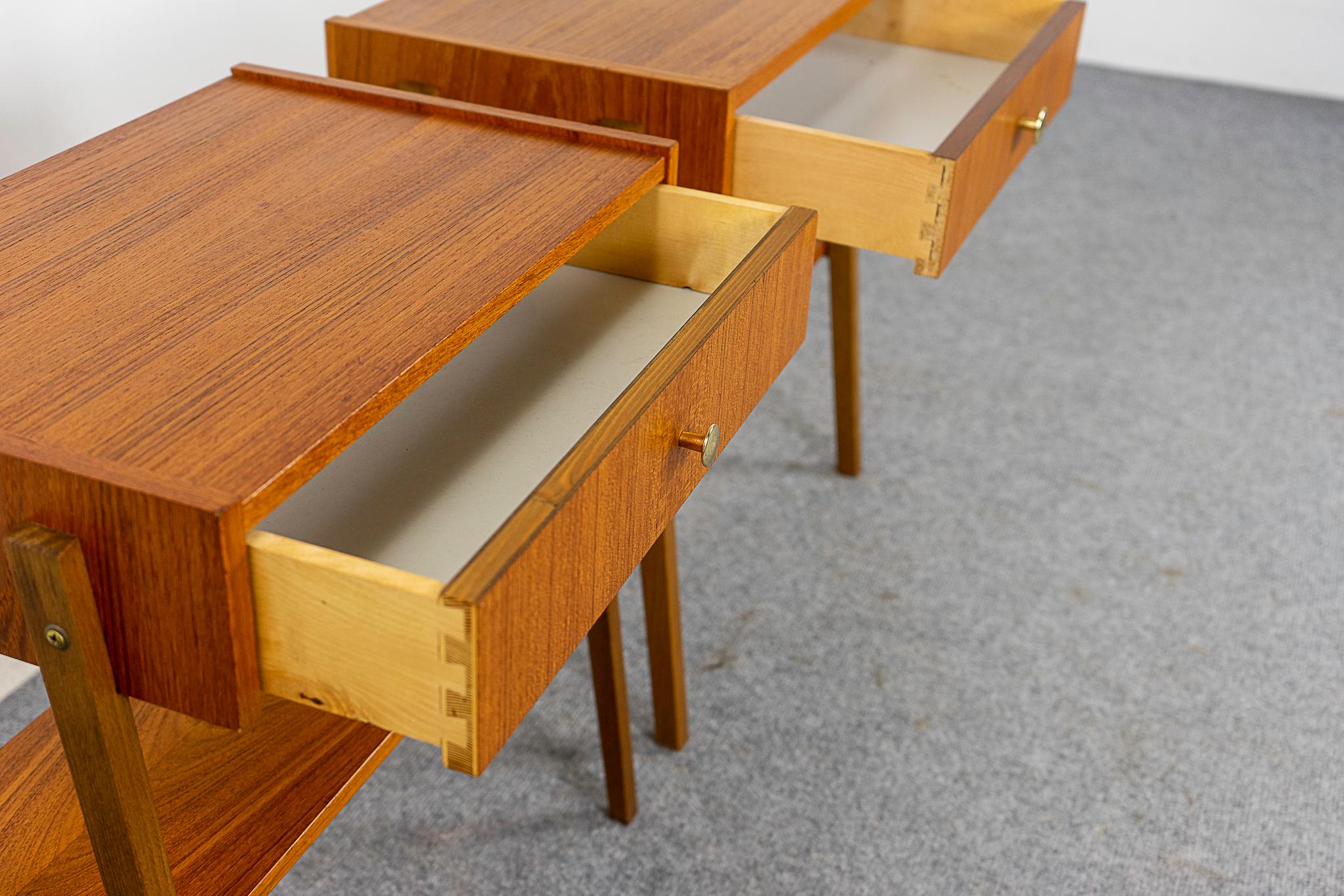 Pair of Teak Danish Mid-Century Modern Bedside Tables In Good Condition In VANCOUVER, CA