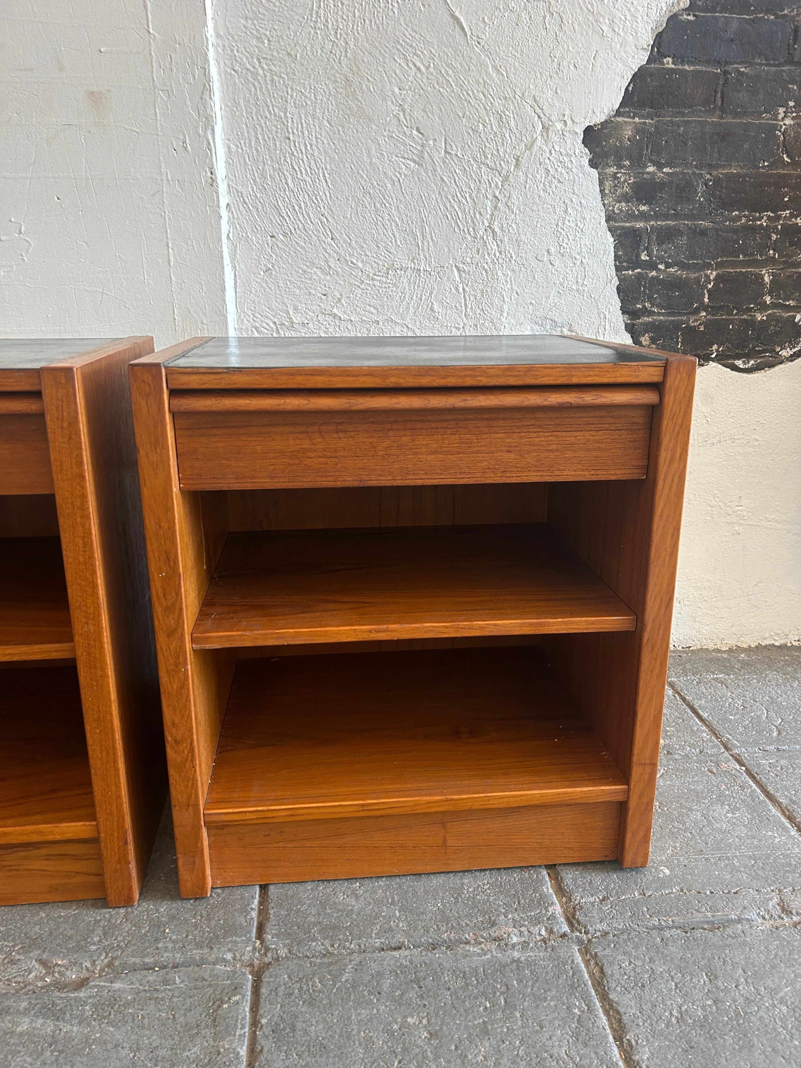Pair of teak danish modern nightstands with single drawer and adjustable shelf In Good Condition For Sale In BROOKLYN, NY