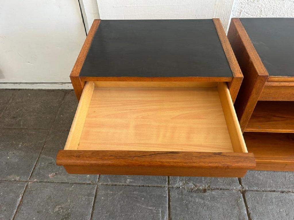 Fine XX secolo Coppia di comodini moderni danesi in teak con cassetto singolo e ripiano regolabile in vendita