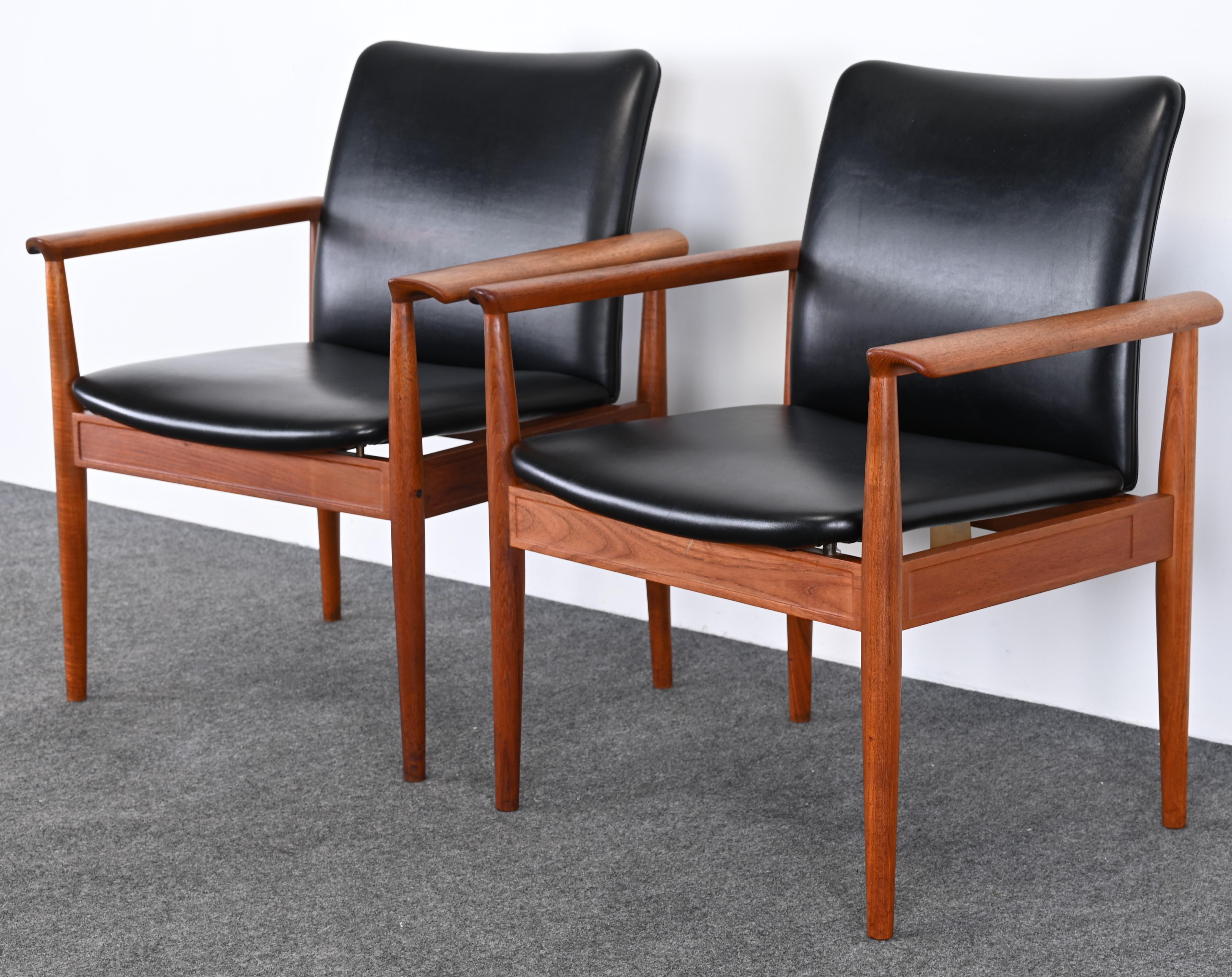 Paar „Diplomat“-Stühle aus Teakholz von Finn Juhl, Modell 209, 1960er Jahre im Angebot 1
