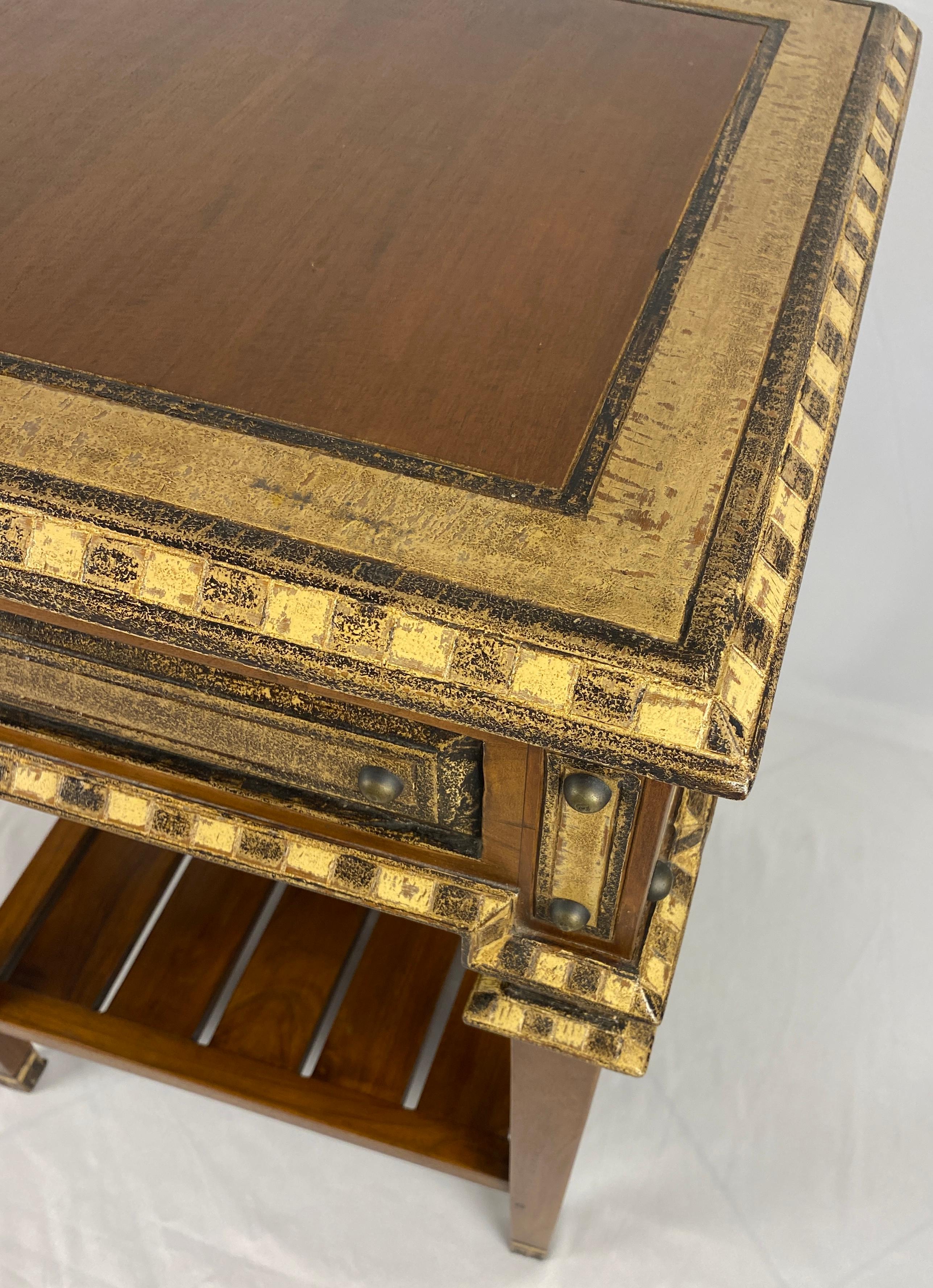 Ein hochwertiges Paar Beistelltische aus Teakholz oder ein Paar Nachttische im dänischen Stil aus massivem Teakholz. 
Dieses Paar Endtische aus Teakholz ist robust und herrlich schwer.
Markiert Arhaus Möbel. 

Handgefertigt aus hochwertigem,