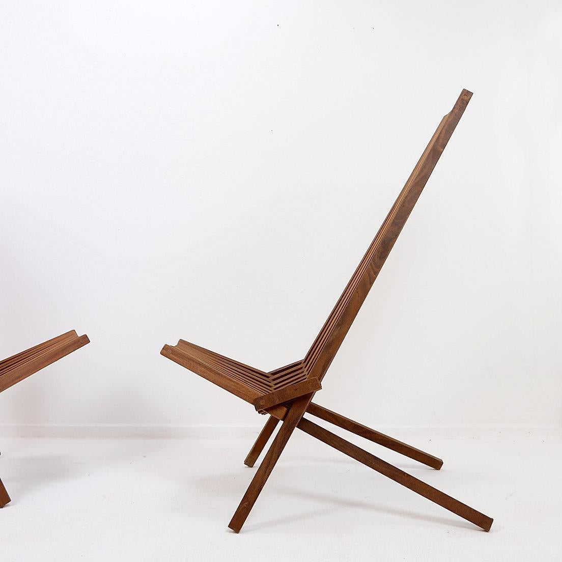 Pair of Teak Folding Chairs - indoor outdoor
Wood slat folding lounge chair. 
Made of teak with superb construction. 
Folds flat for easy storage. Very comfortable, this chair can be used indoors or out.
Garden Decoration - Seating
Measures :